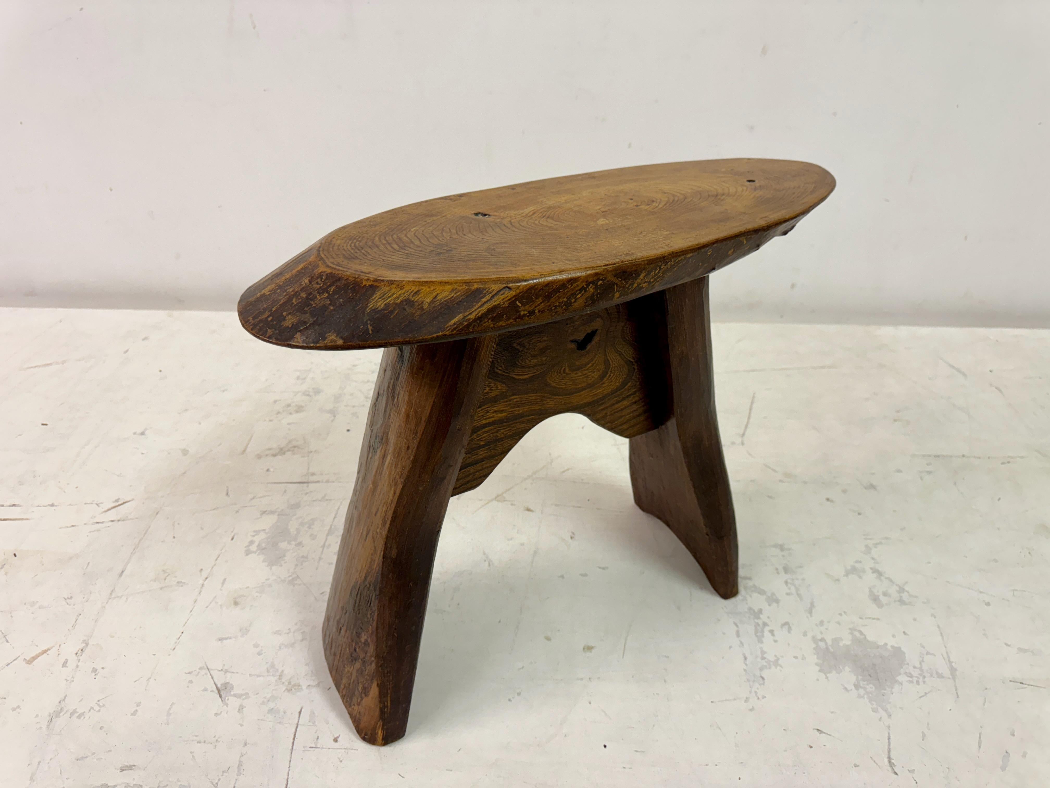 Tabouret ou table d'appoint en bois rustique du milieu du siècle dernier en vente 1