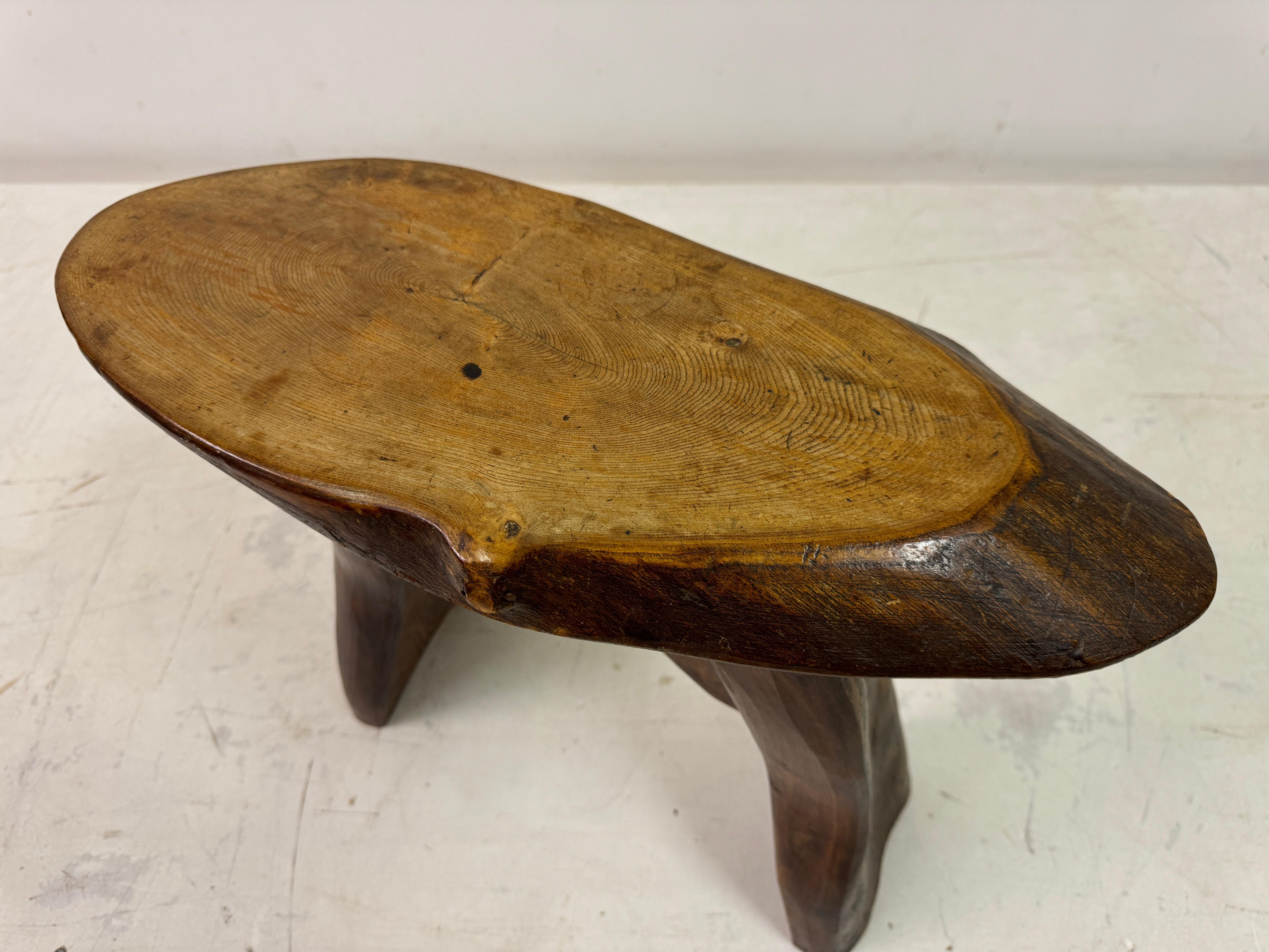 Tabouret ou table d'appoint en bois rustique du milieu du siècle dernier en vente 2
