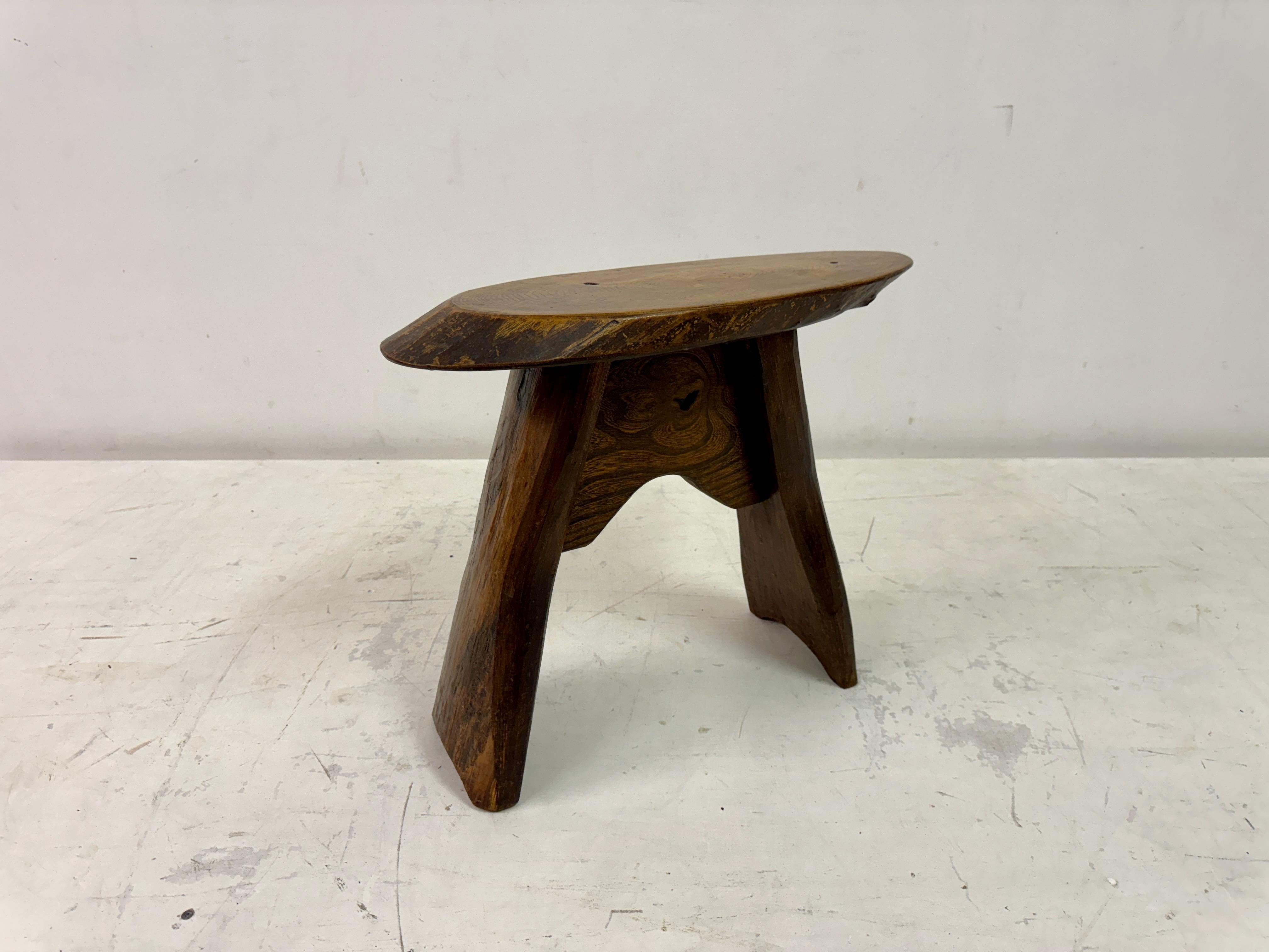 Tabouret ou table d'appoint en bois rustique du milieu du siècle dernier en vente 2