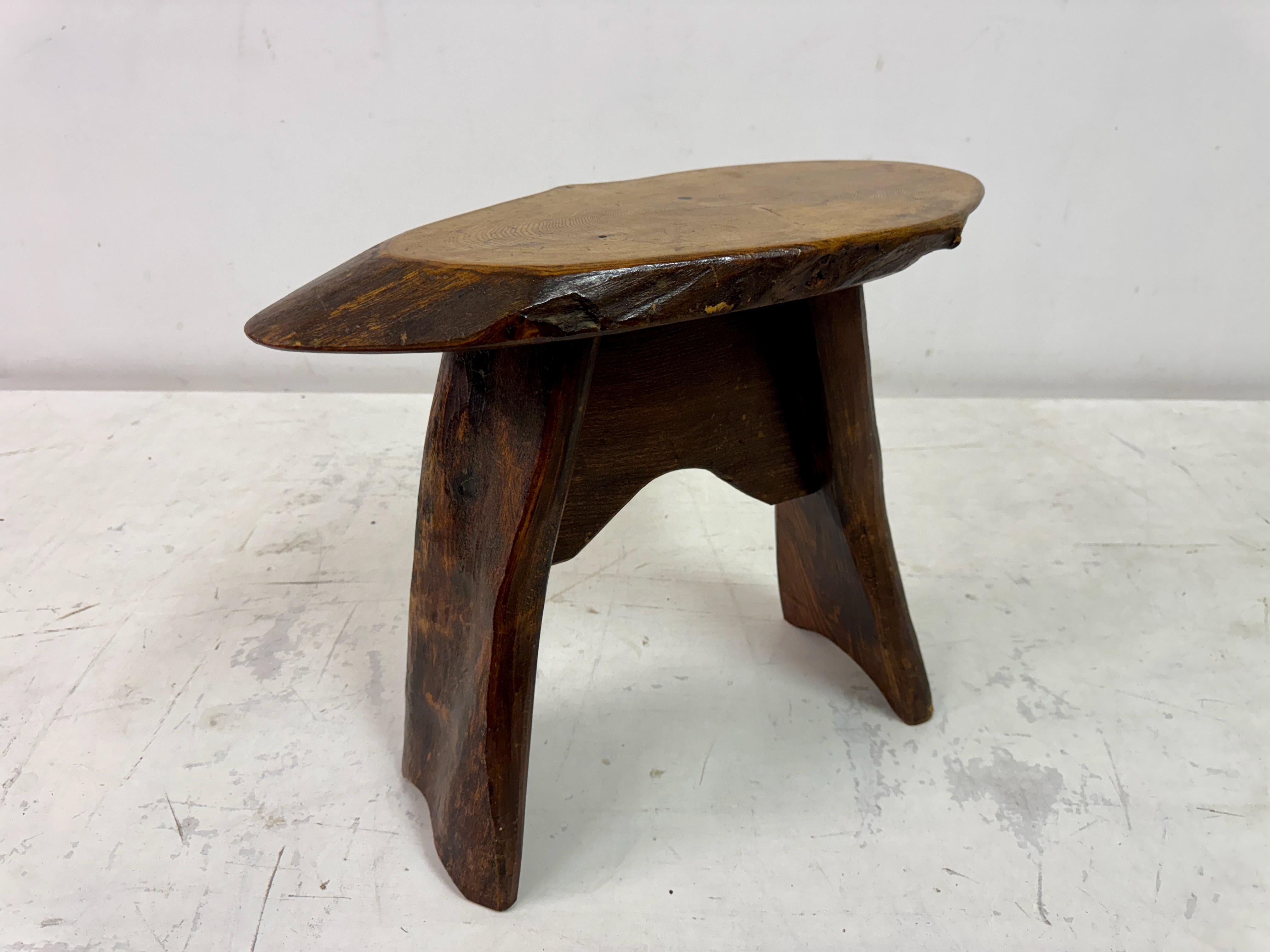 Tabouret ou table d'appoint en bois rustique du milieu du siècle dernier en vente 3