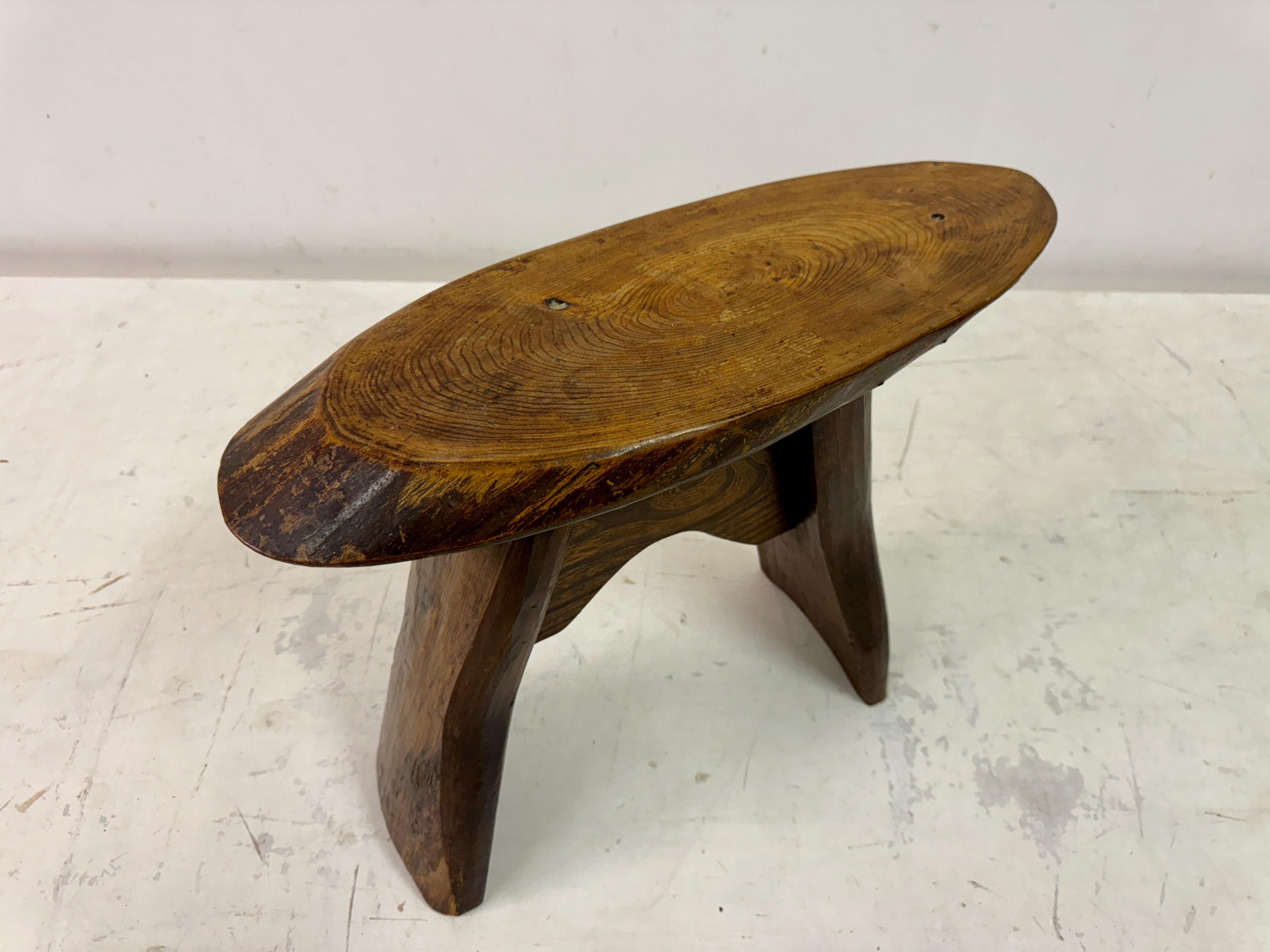 Tabouret ou table d'appoint en bois rustique du milieu du siècle dernier en vente 3