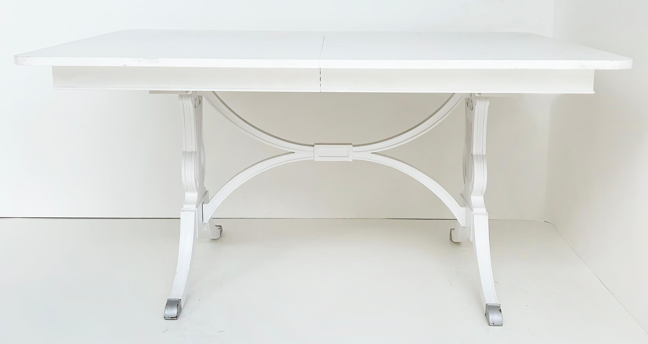 Mesa de comedor pintada de mediados de siglo RWAY Furniture Company, tablero de cristal ajustado Moderno de mediados de siglo en venta