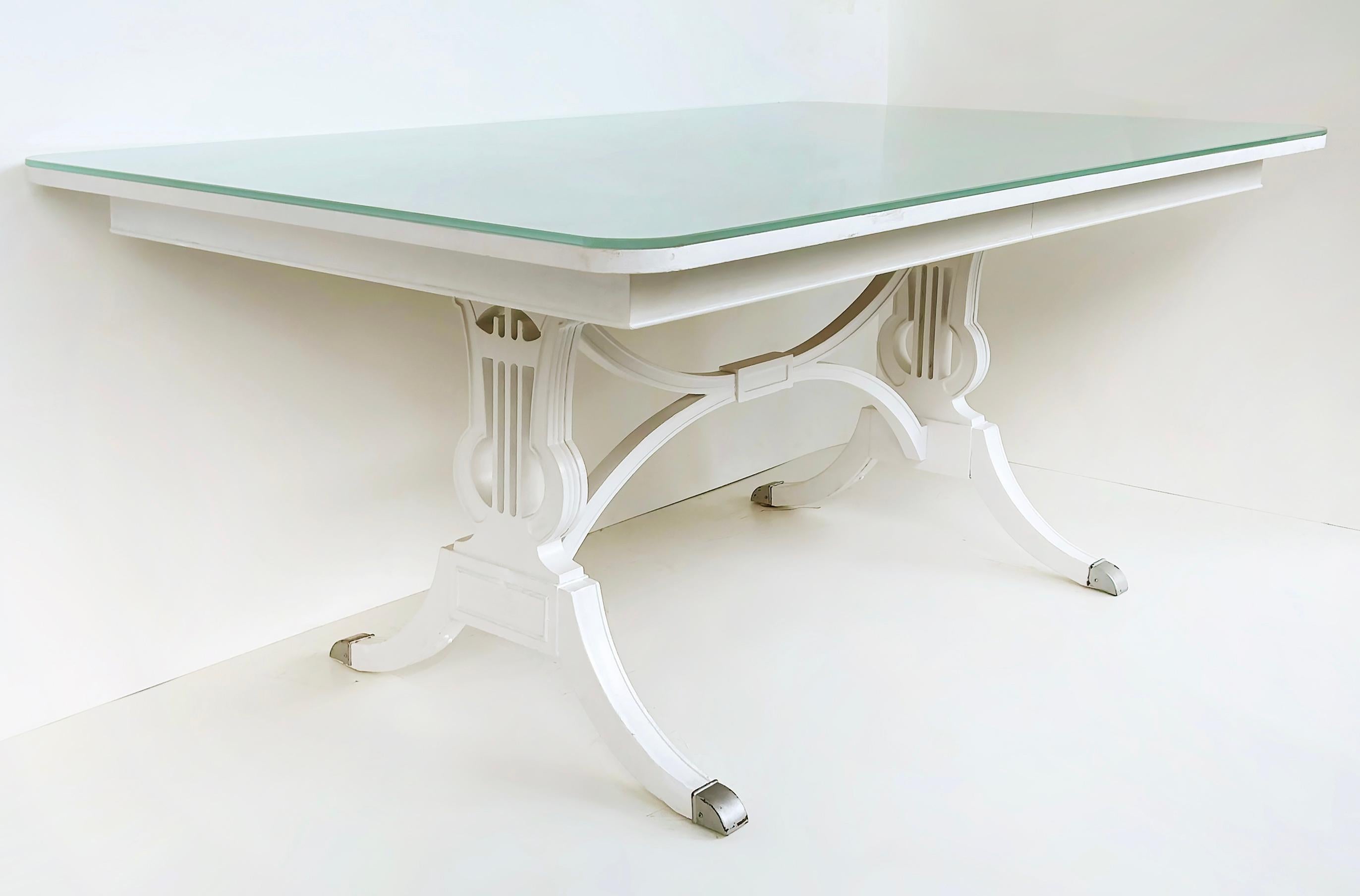 Mesa de comedor pintada de mediados de siglo RWAY Furniture Company, tablero de cristal ajustado Estadounidense en venta