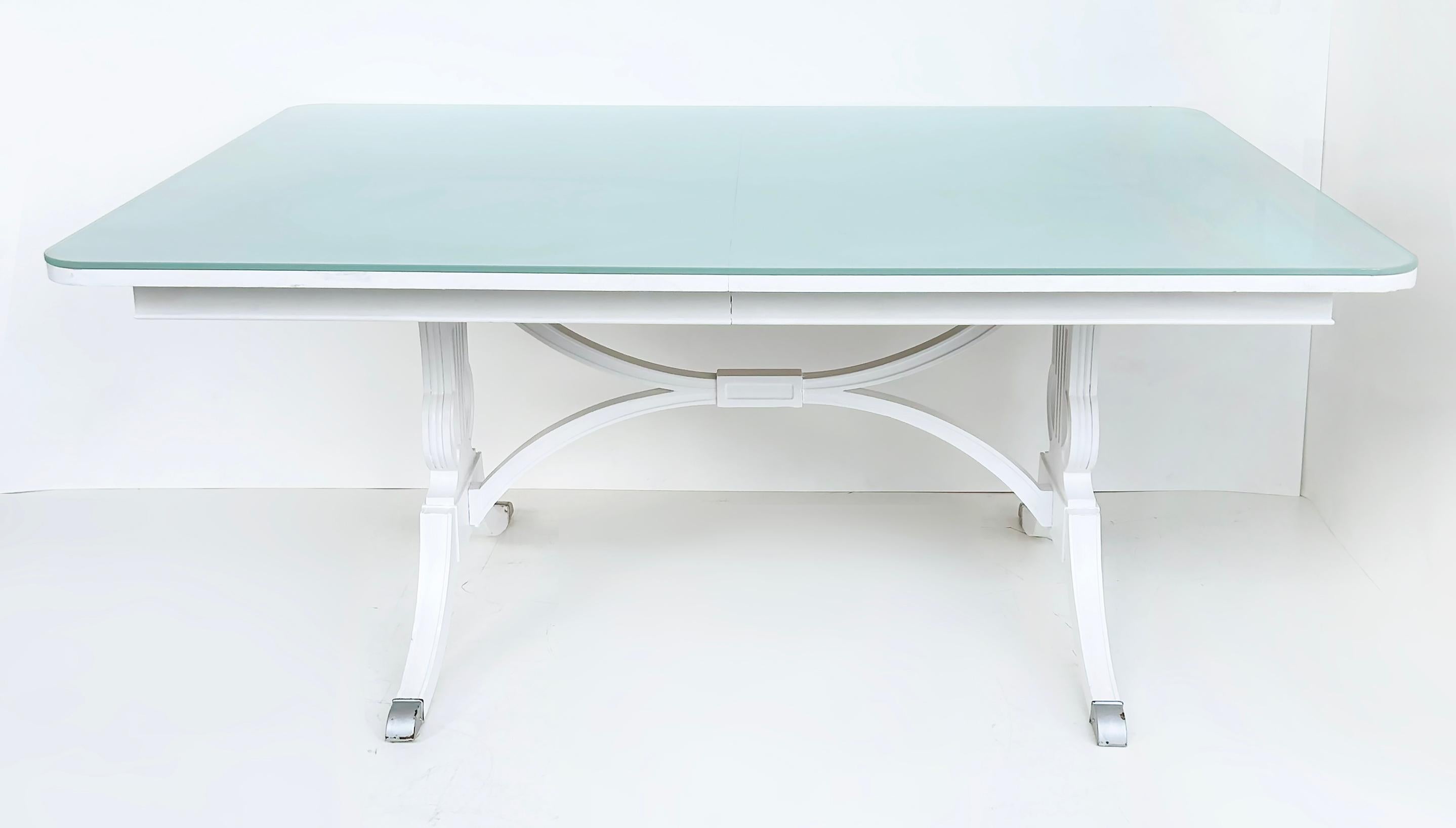 Mesa de comedor pintada de mediados de siglo RWAY Furniture Company, tablero de cristal ajustado Pintado en venta