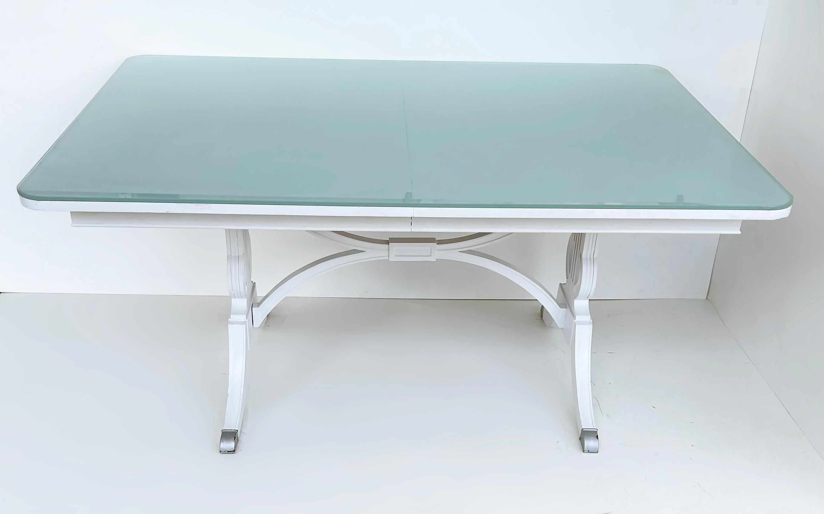 Mesa de comedor pintada de mediados de siglo RWAY Furniture Company, tablero de cristal ajustado en Bueno estado para la venta en Miami, FL