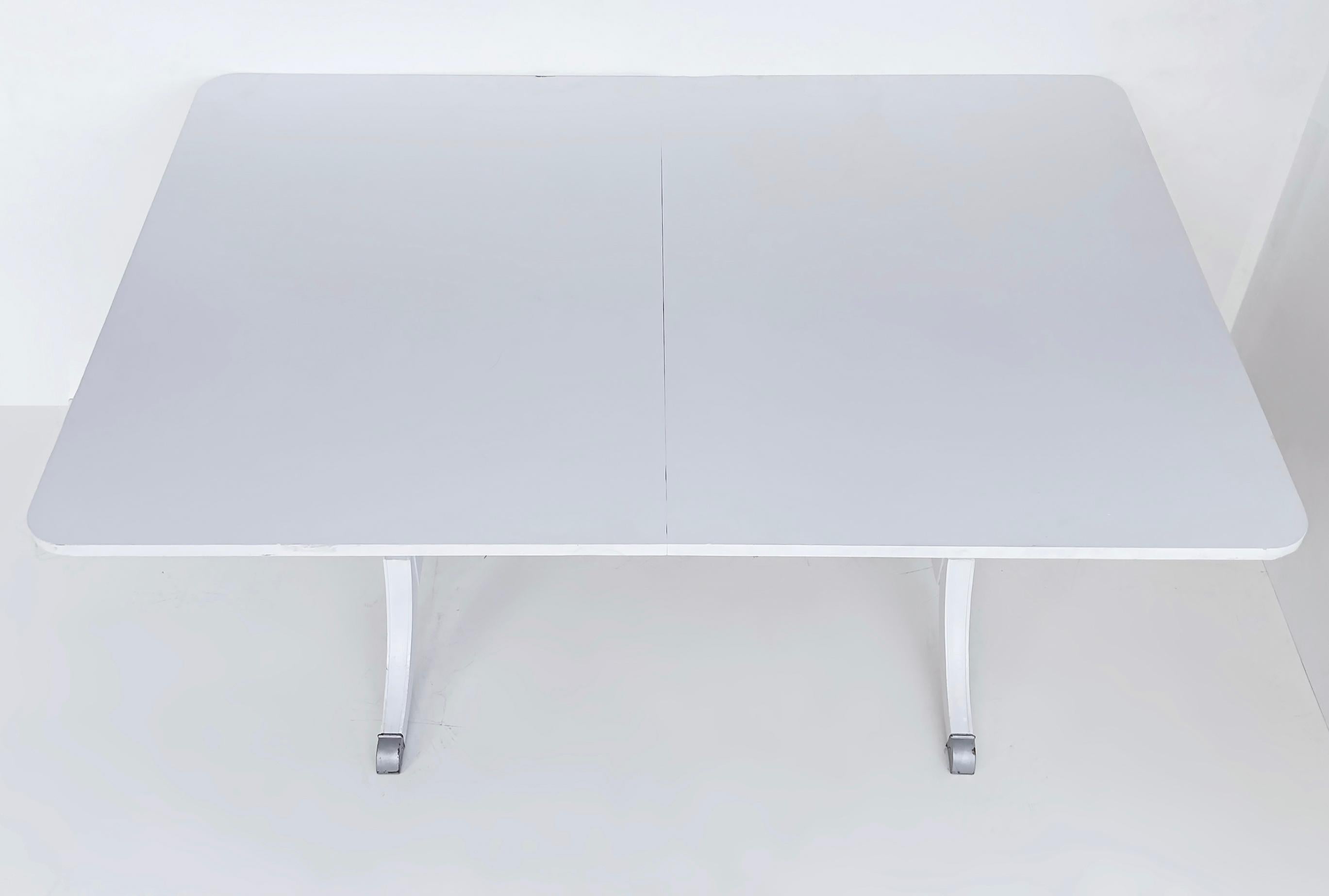 Mesa de comedor pintada de mediados de siglo RWAY Furniture Company, tablero de cristal ajustado siglo XX en venta