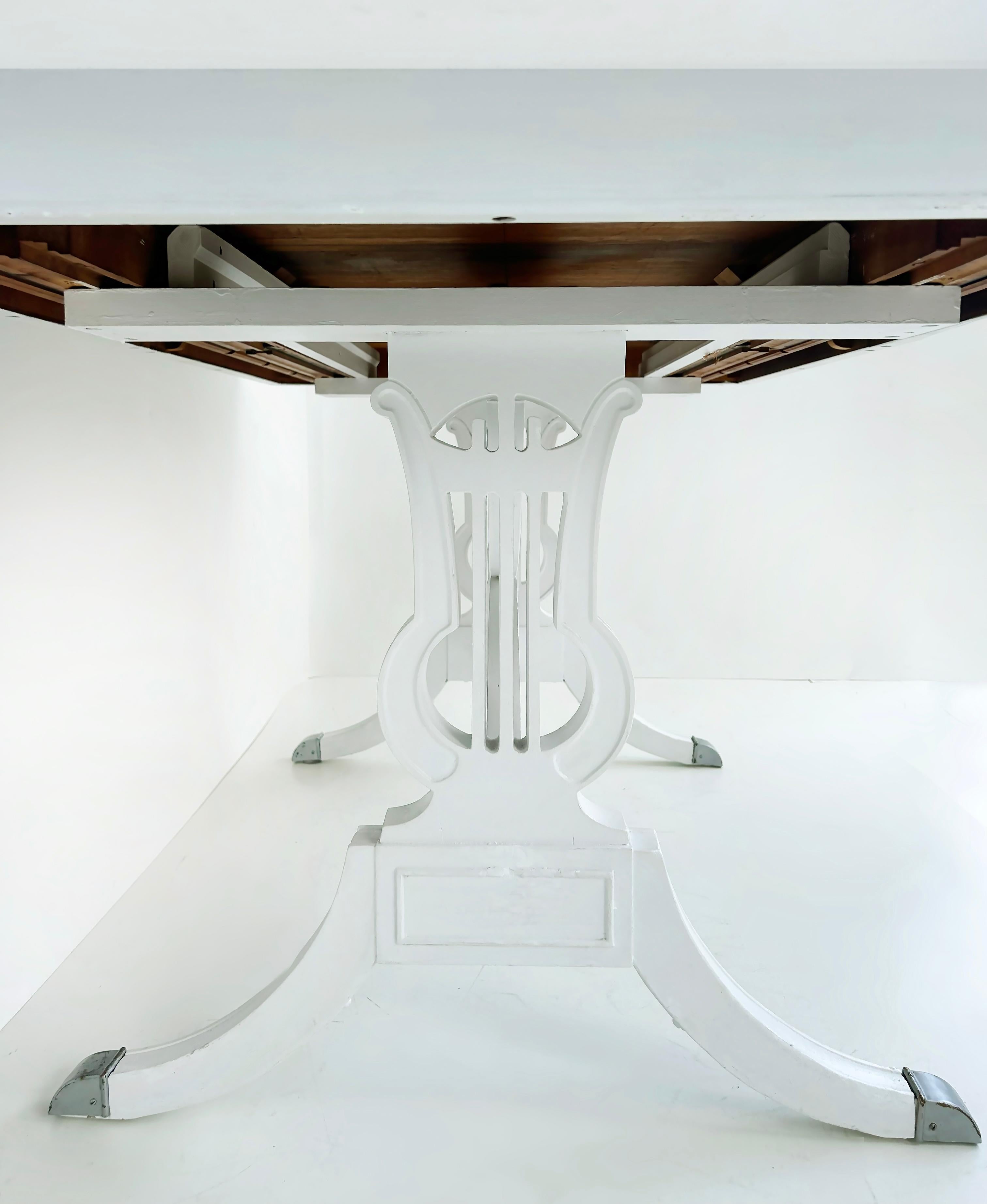 Mesa de comedor pintada de mediados de siglo RWAY Furniture Company, tablero de cristal ajustado Madera en venta