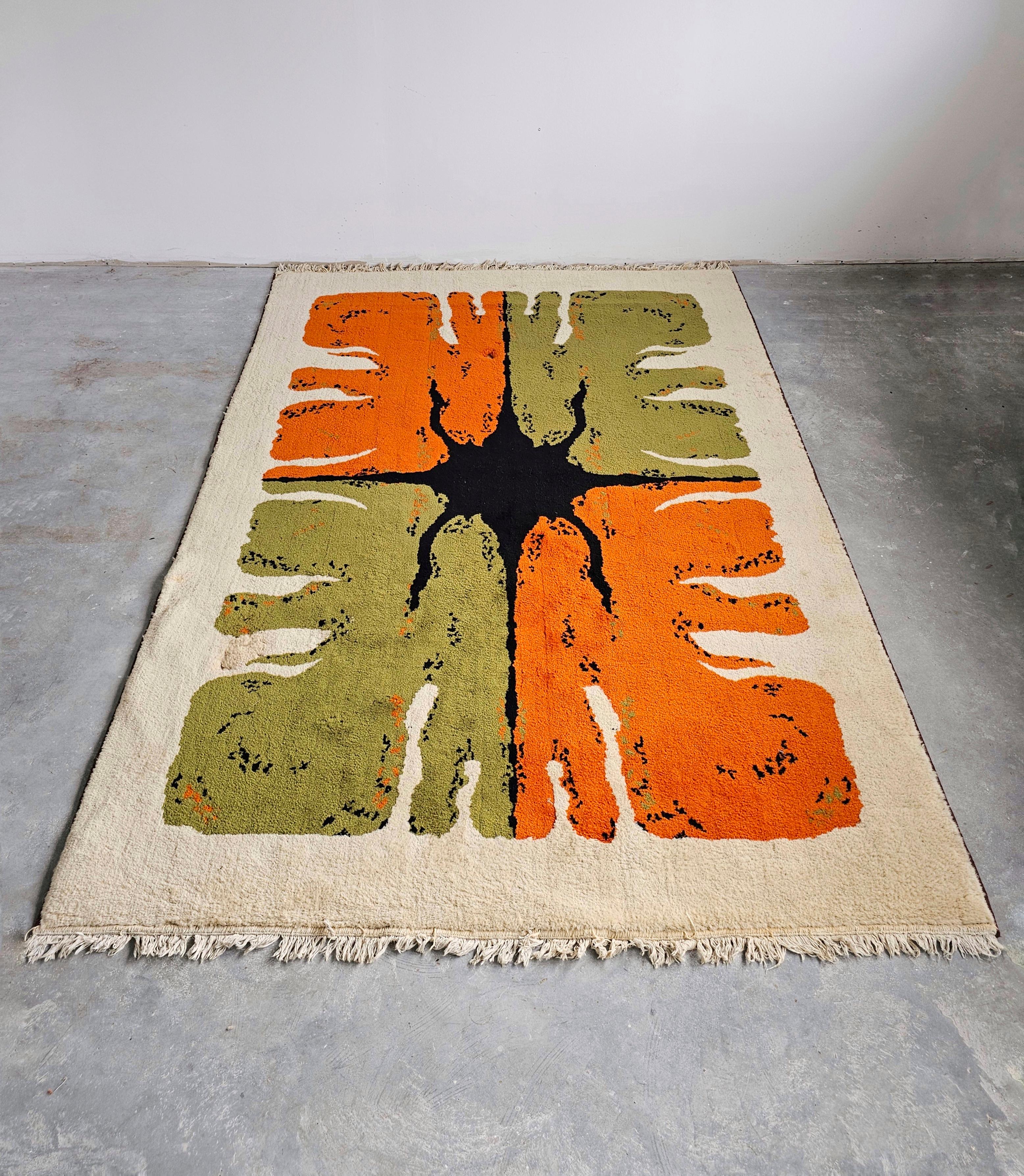 En este anuncio encontrarás una espectacular y rarísima Alfombra Rya Moderna de mediados de siglo de Hojer Export Wilton. La alfombra está hecha en lana 100% y presenta colores vibrantes y un dibujo impresionante y dramático. Una verdadera atracción