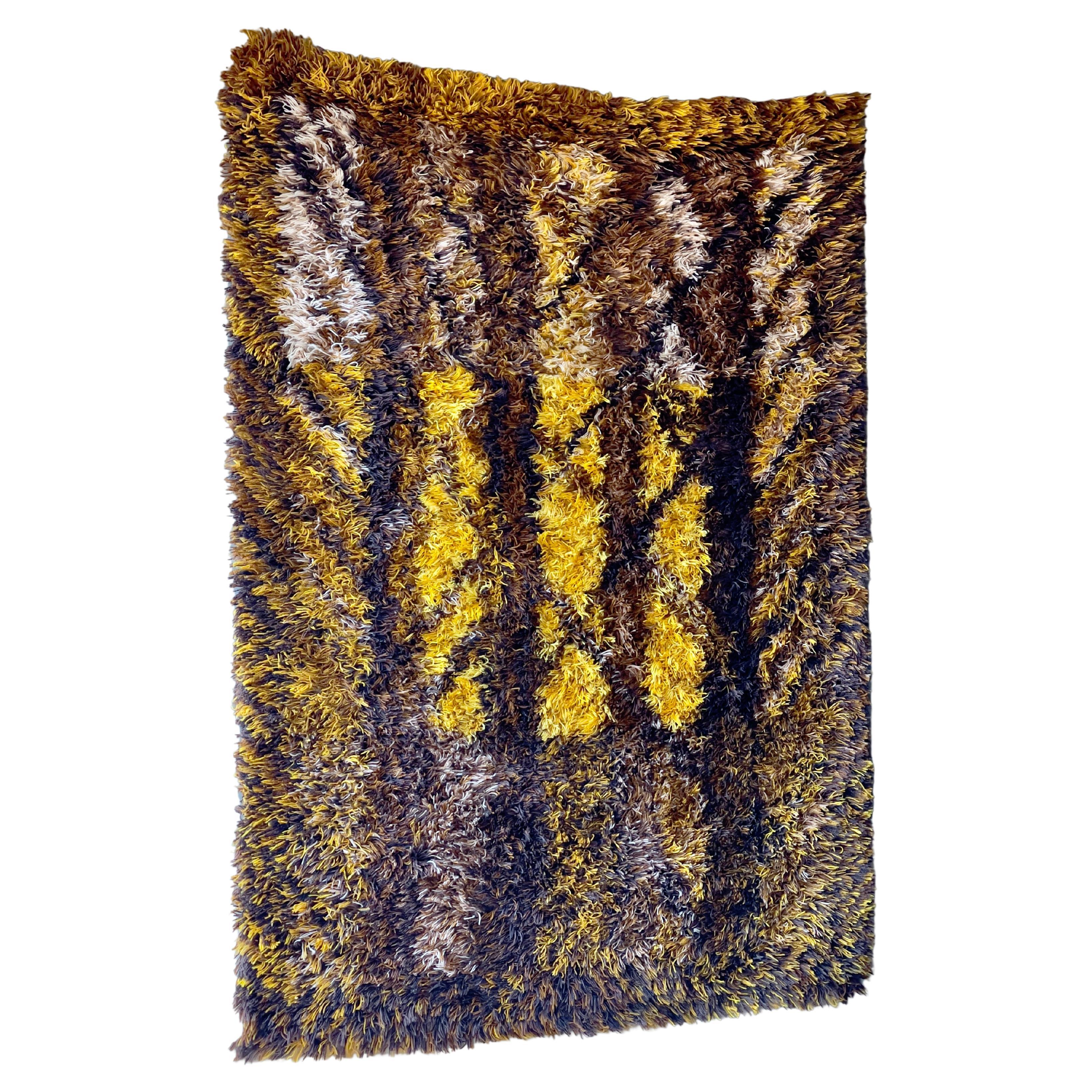 Schwedischer braun-gelber Rya-Teppich von Marianne Richter für Ötergyllen rya, 1960er Jahre. Handgefertigt in Rya-Webtechnik aus 100% Wolle.

Die schwedische Textilkünstlerin Marianne Richter ist international für ihre außergewöhnlichen Teppiche ,
