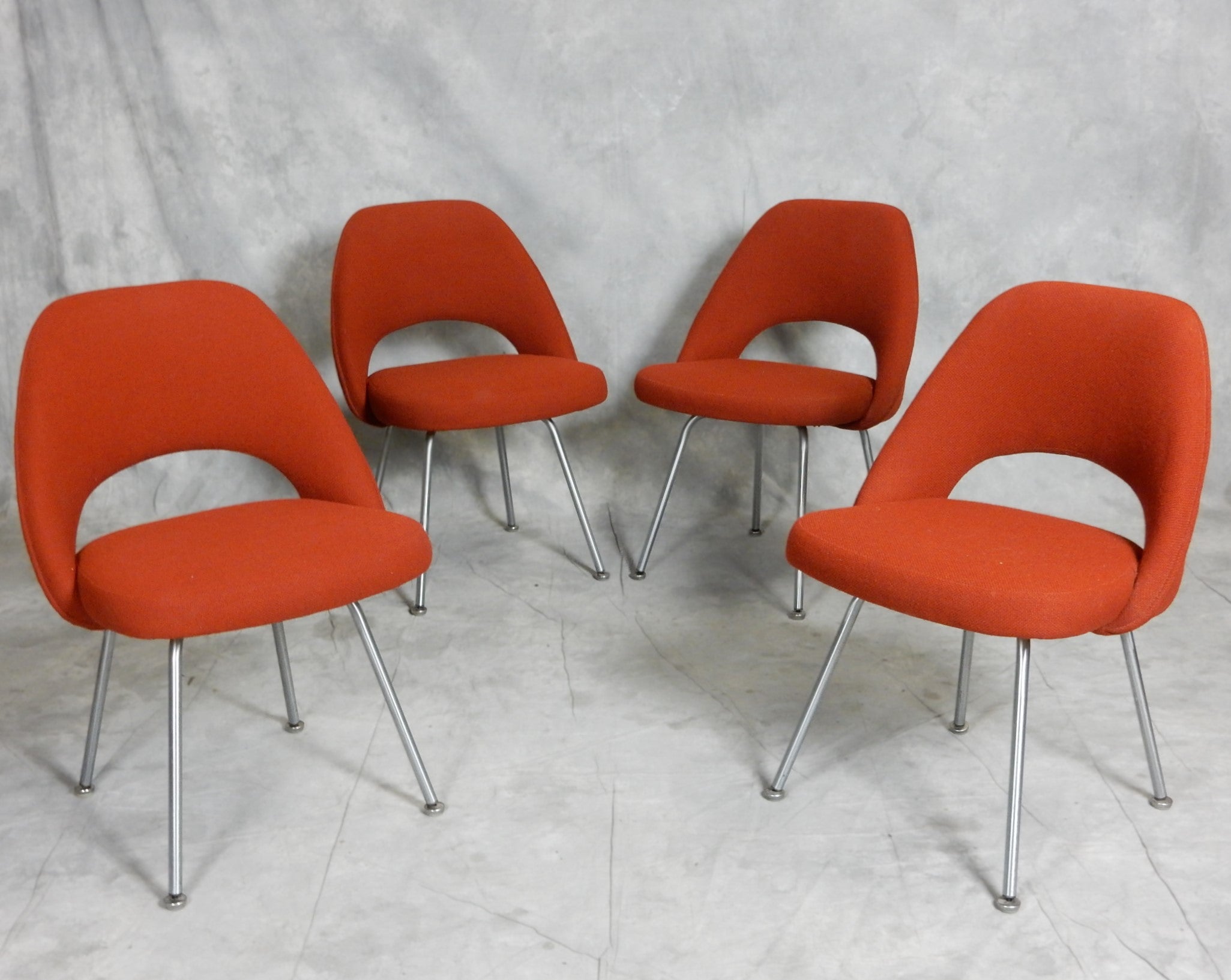 Set of 4 early Eero Saarinen design armless executive chairs from 1963.
Manufactured by Knoll International. Deep red wool upholstery.
Brushed aluminum legs. One has an aluminum plate on underside marked 