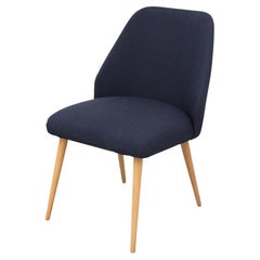Marineblauer gepolsterter Cocktailsessel im Saarinen-Stil aus der Mitte des Jahrhunderts mit Birkenholzbeinen