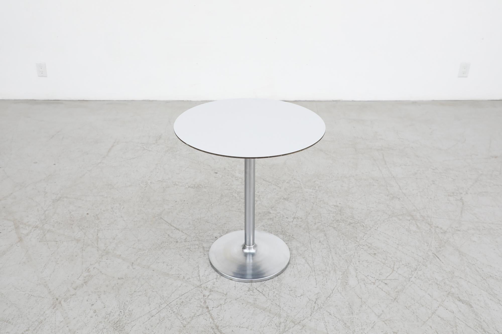 Mid-Century Modern Table d'appoint à piédestal de style The Pedestal du milieu du siècle dernier en vente