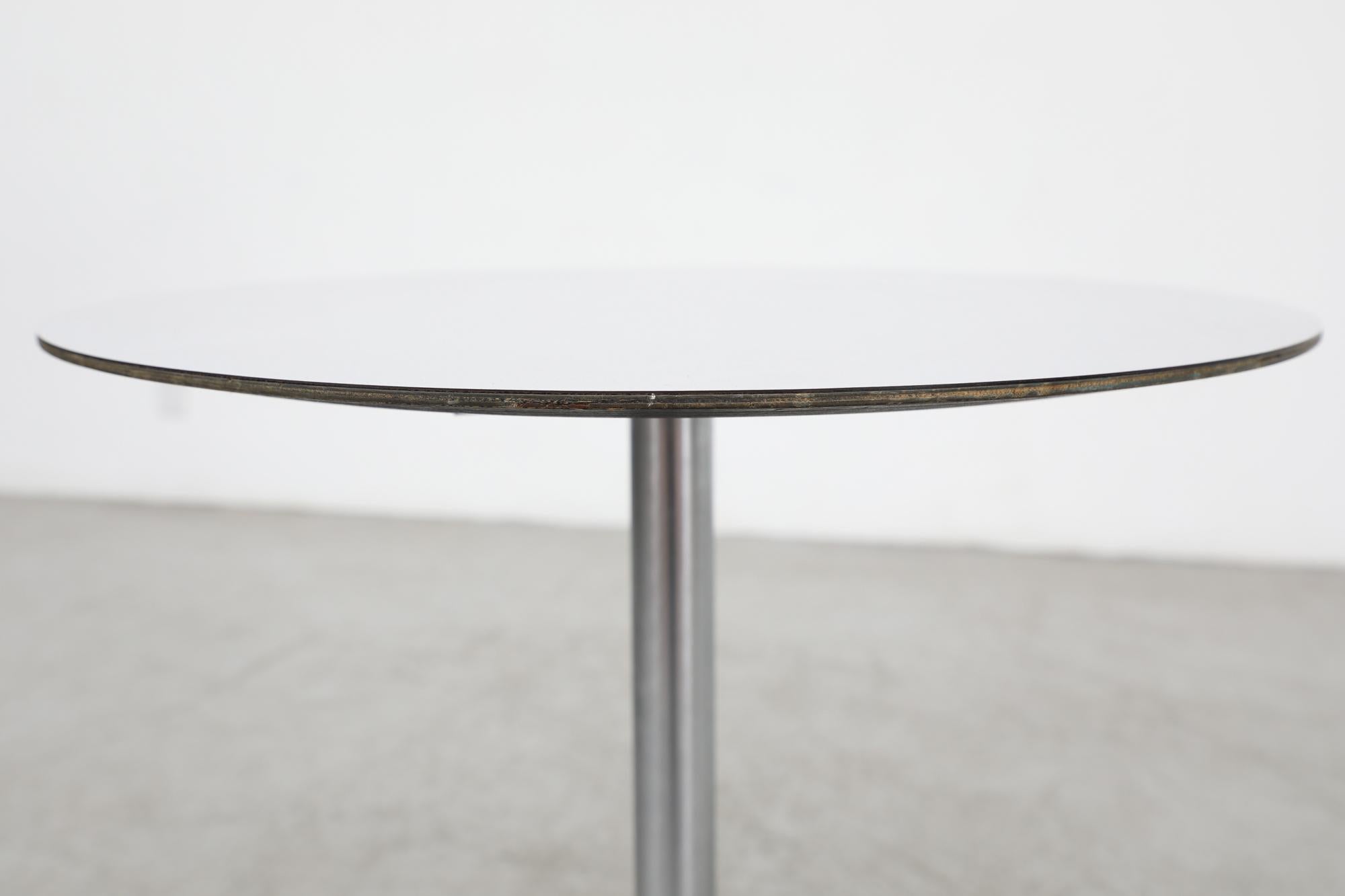 Mid-Century Saarinen Style Pedestal Side Table In Good Condition For Sale In Los Angeles, CA