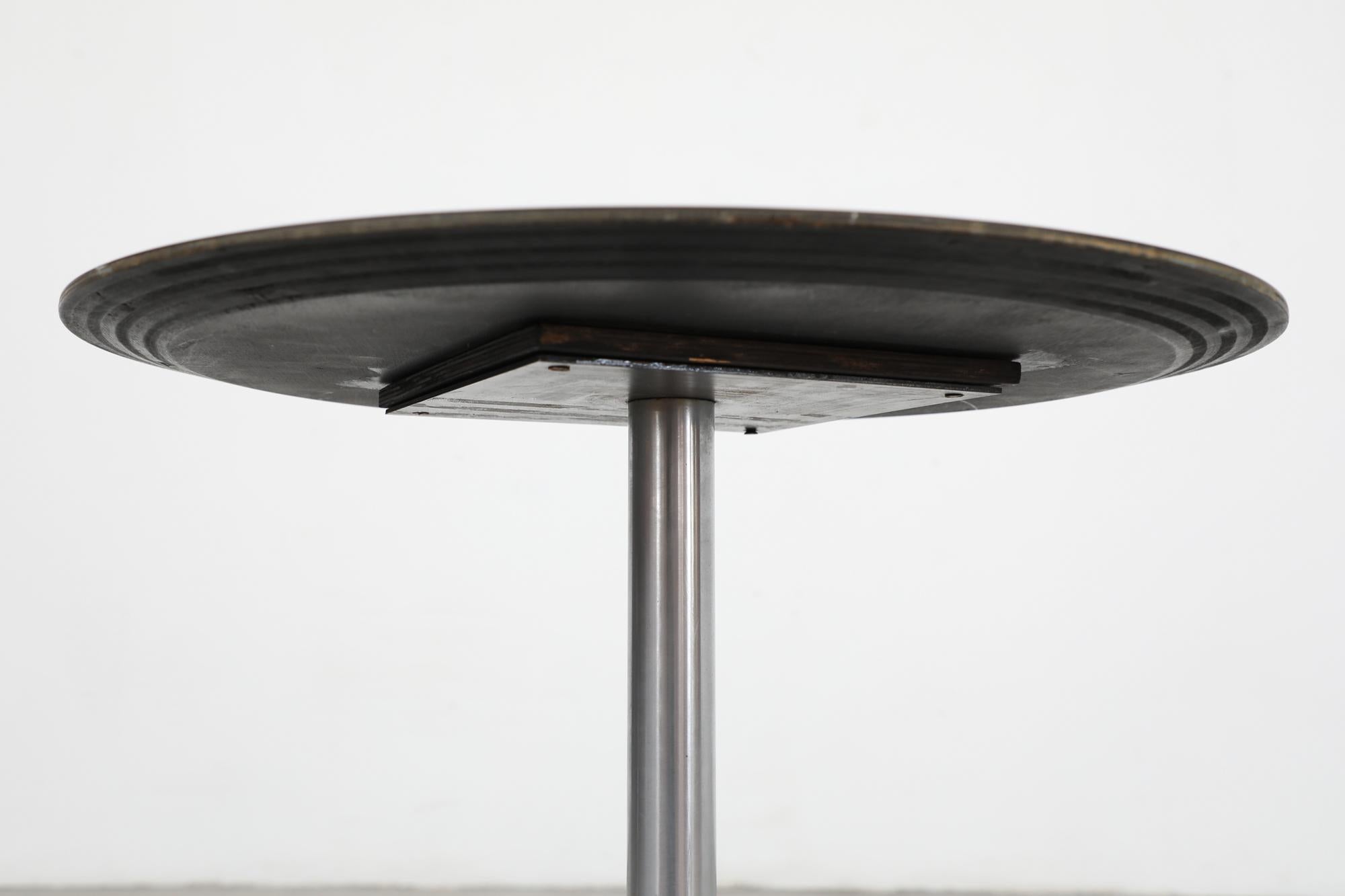 Acier Table d'appoint à piédestal de style The Pedestal du milieu du siècle dernier en vente