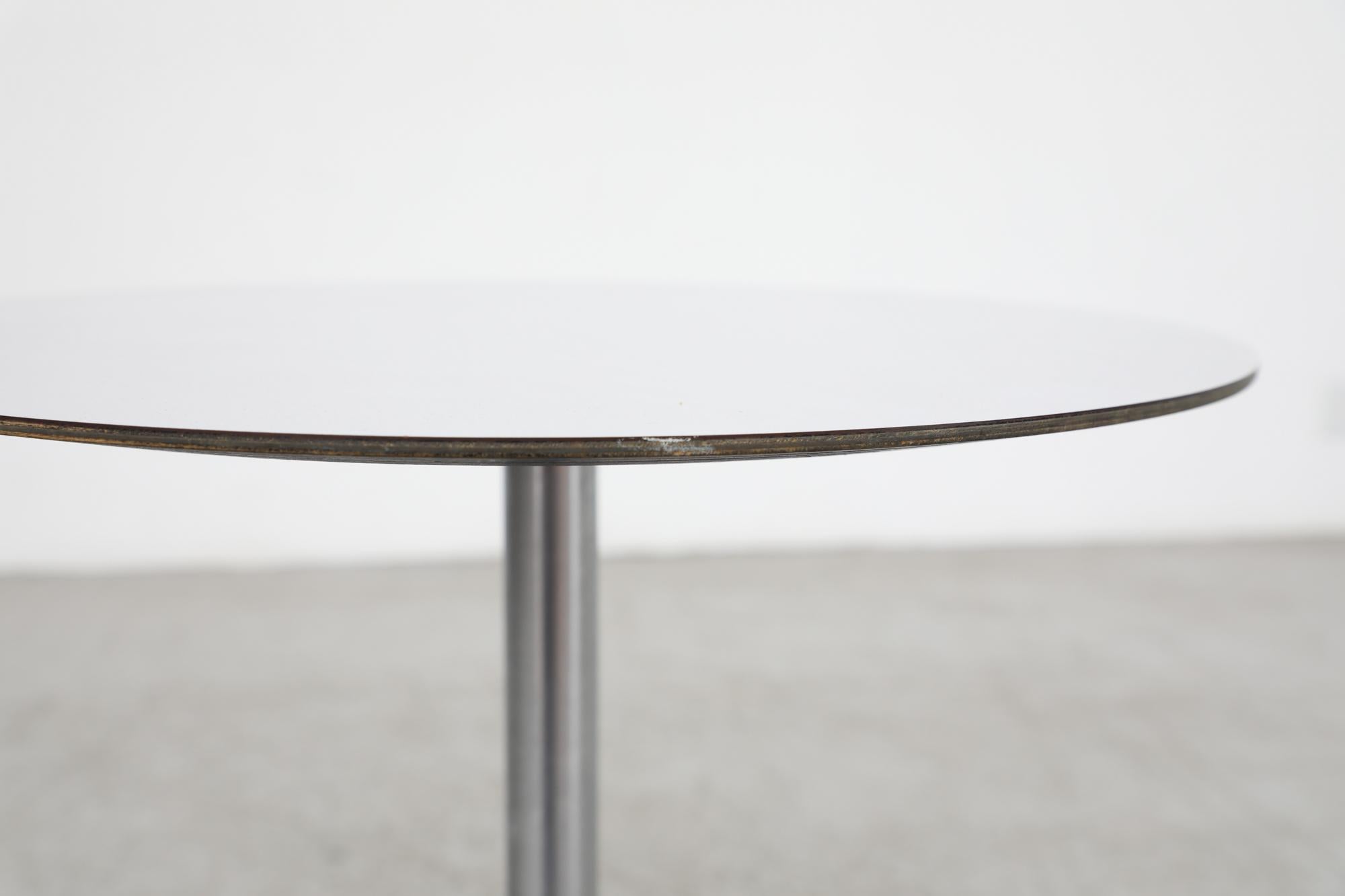 Mid-Century Saarinen Style Pedestal Side Table For Sale 2