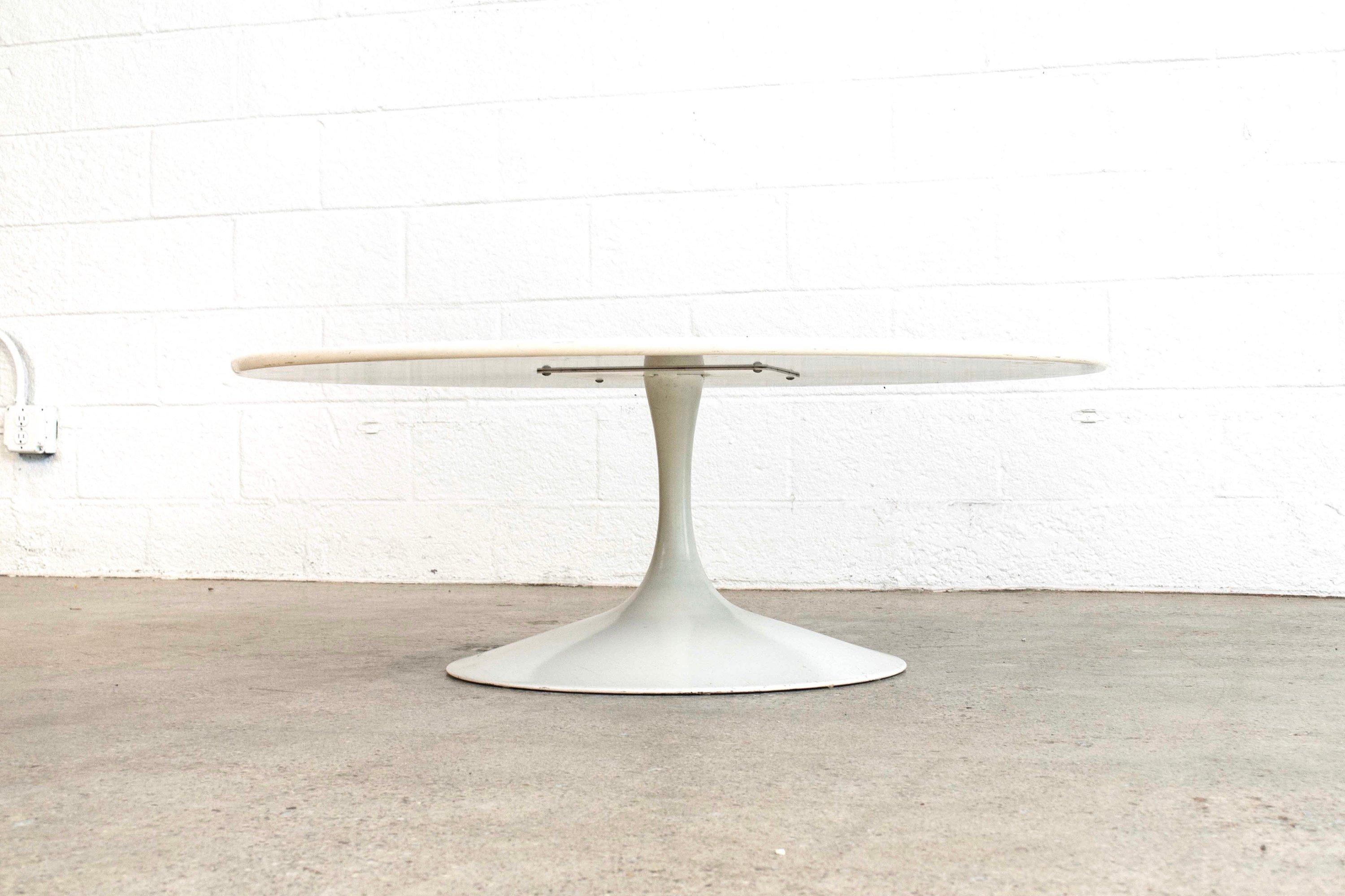 Midcentury Saarinen Style Round White Tulip Coffee Table, 1960s In Good Condition In Detroit, MI