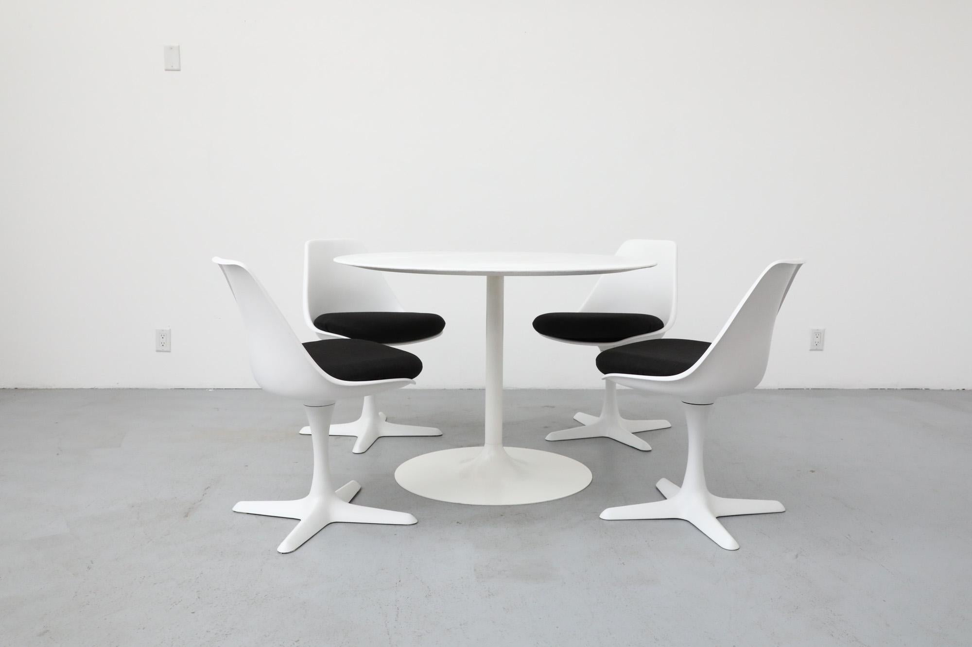 Table de salle à manger de style Saarinen mi-siècle avec plateau blanc et base tulipe crème en vente 3