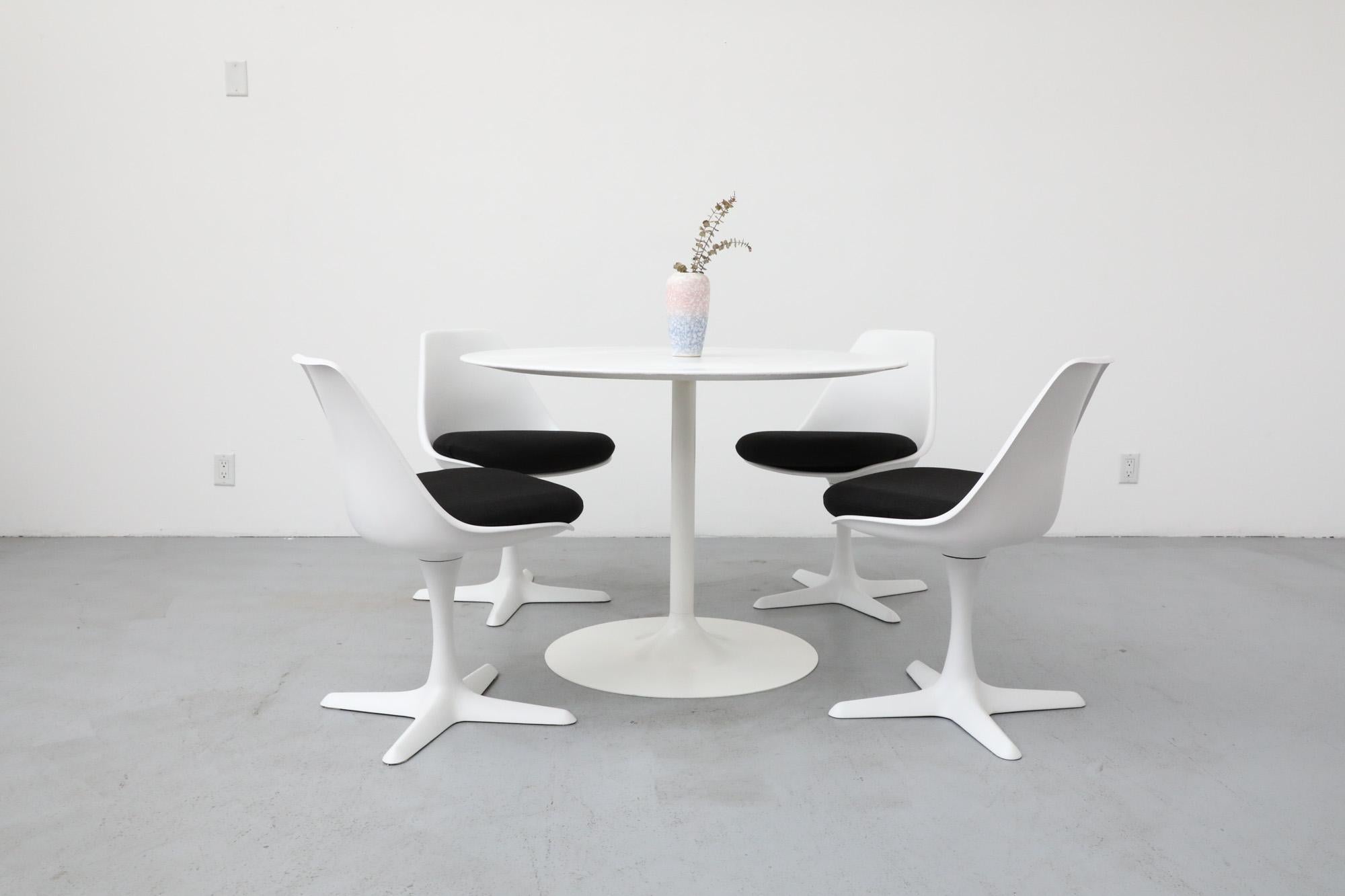 Table de salle à manger de style Saarinen mi-siècle avec plateau blanc et base tulipe crème en vente 4