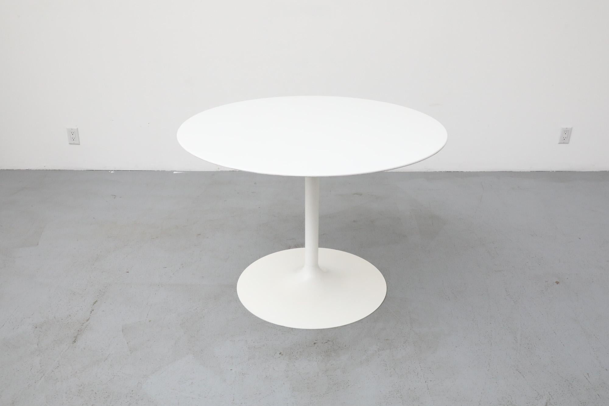 Mid-Century Modern Table de salle à manger de style Saarinen mi-siècle avec plateau blanc et base tulipe crème en vente