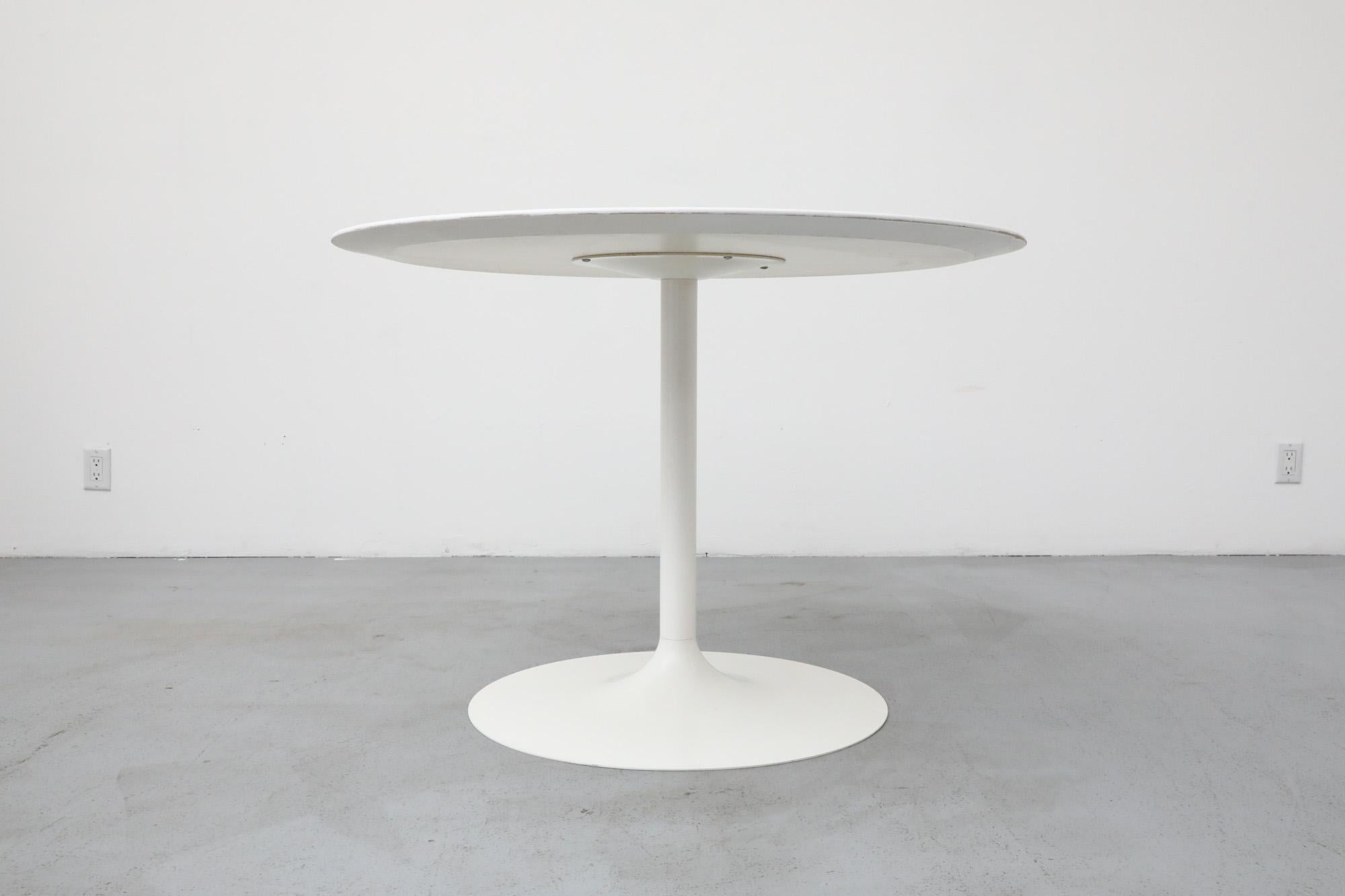 Néerlandais Table de salle à manger de style Saarinen mi-siècle avec plateau blanc et base tulipe crème en vente