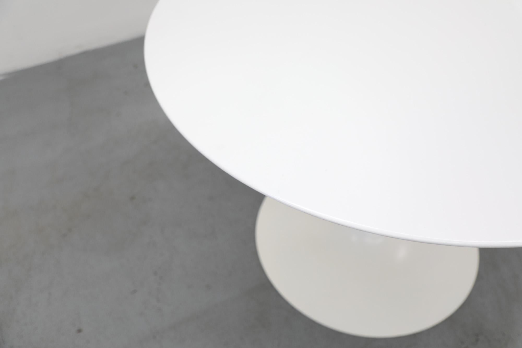 Peint Table de salle à manger de style Saarinen mi-siècle avec plateau blanc et base tulipe crème en vente