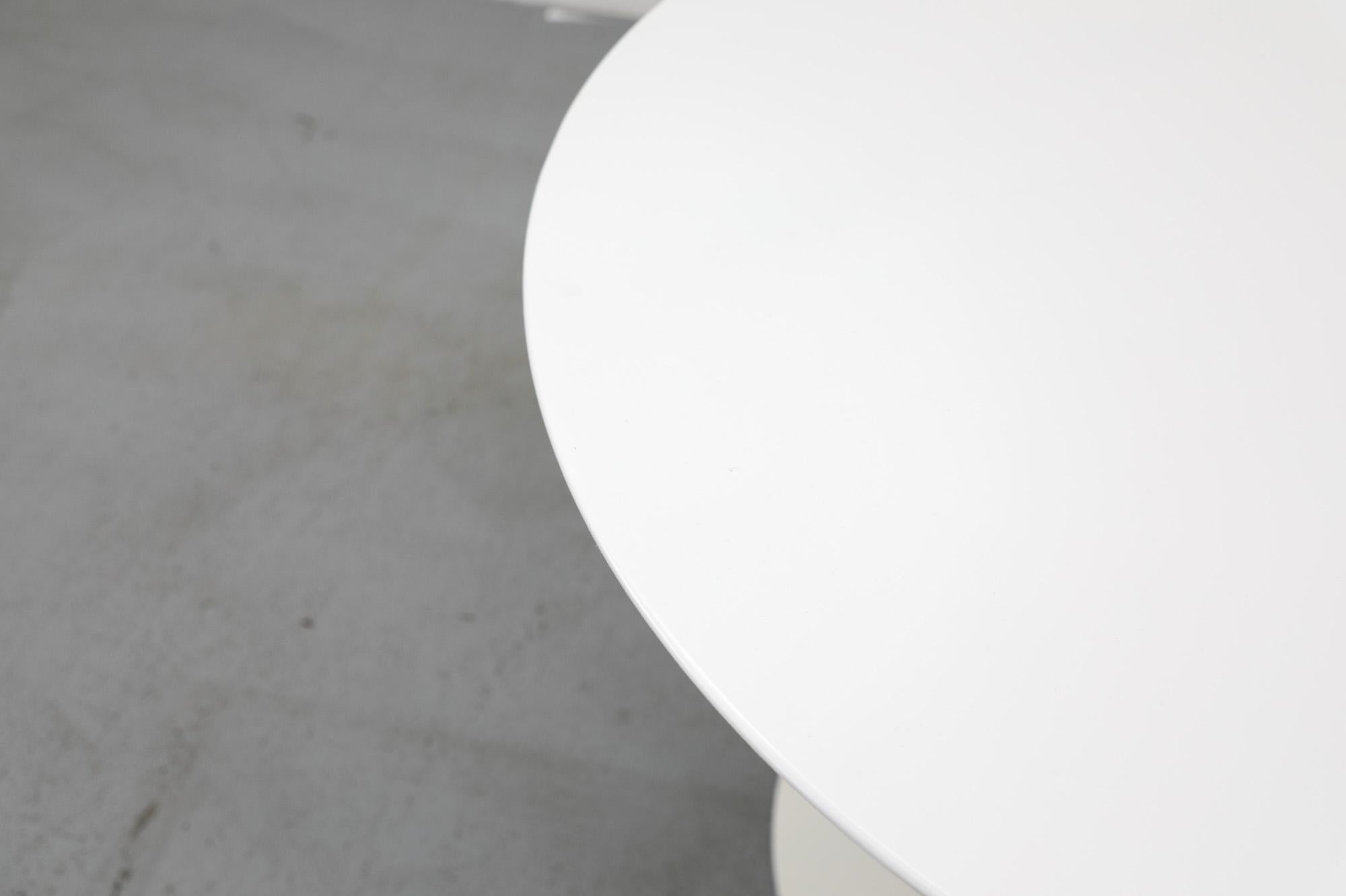 Table de salle à manger de style Saarinen mi-siècle avec plateau blanc et base tulipe crème Bon état - En vente à Los Angeles, CA