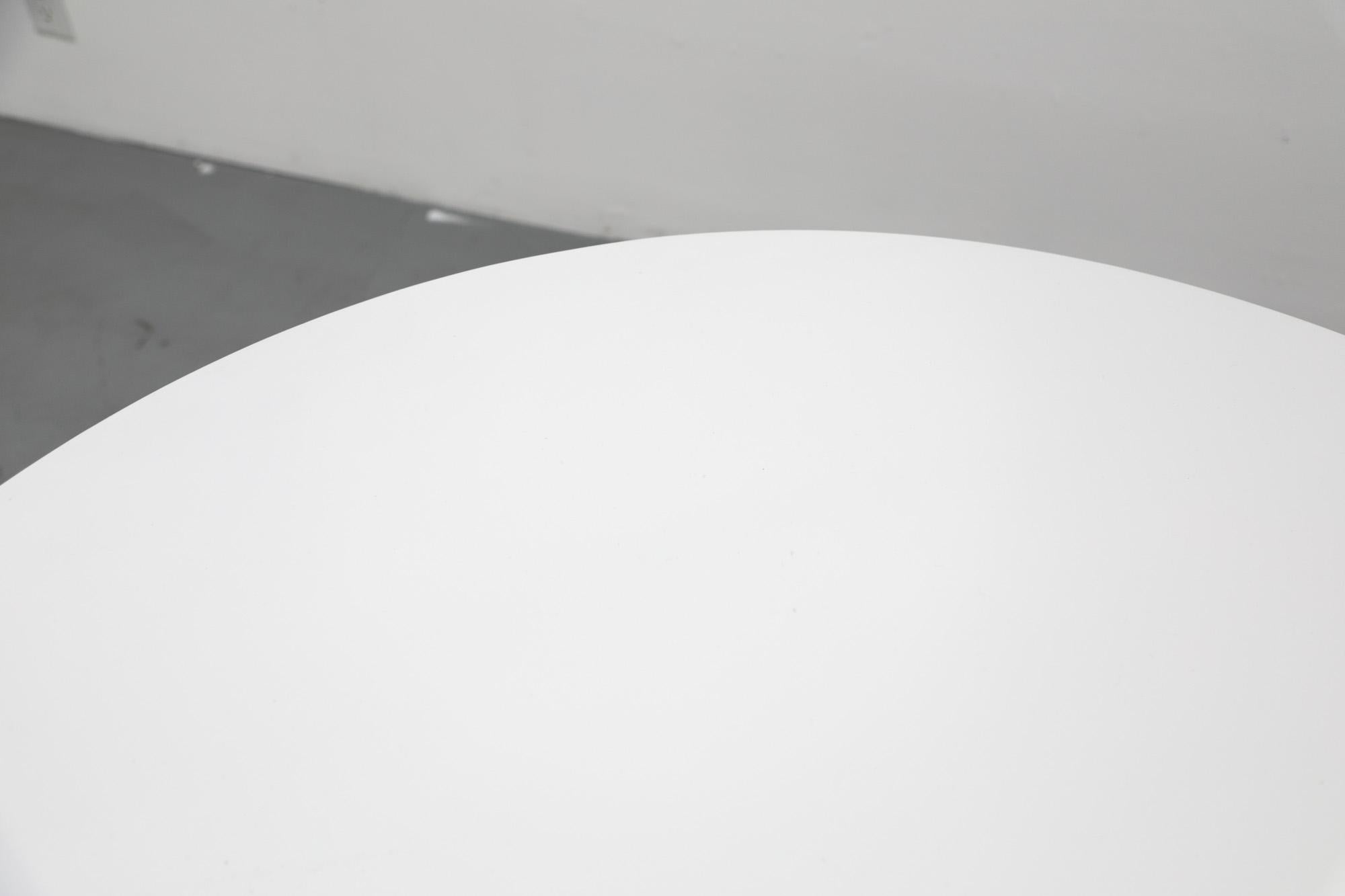 20ième siècle Table de salle à manger de style Saarinen mi-siècle avec plateau blanc et base tulipe crème en vente
