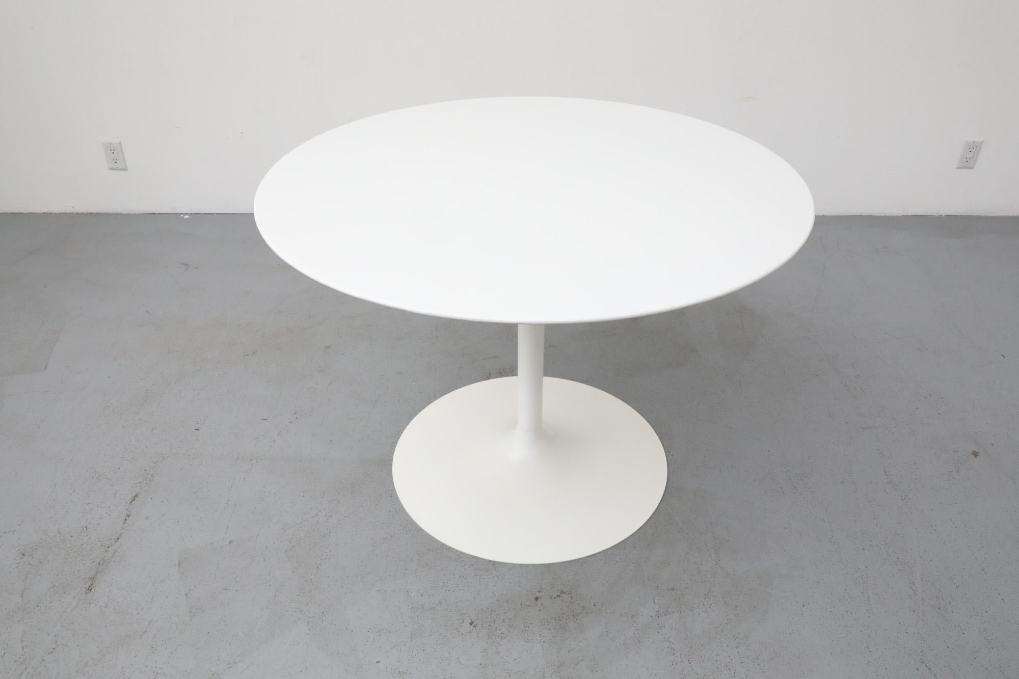 Métal Table de salle à manger de style Saarinen mi-siècle avec plateau blanc et base tulipe crème en vente