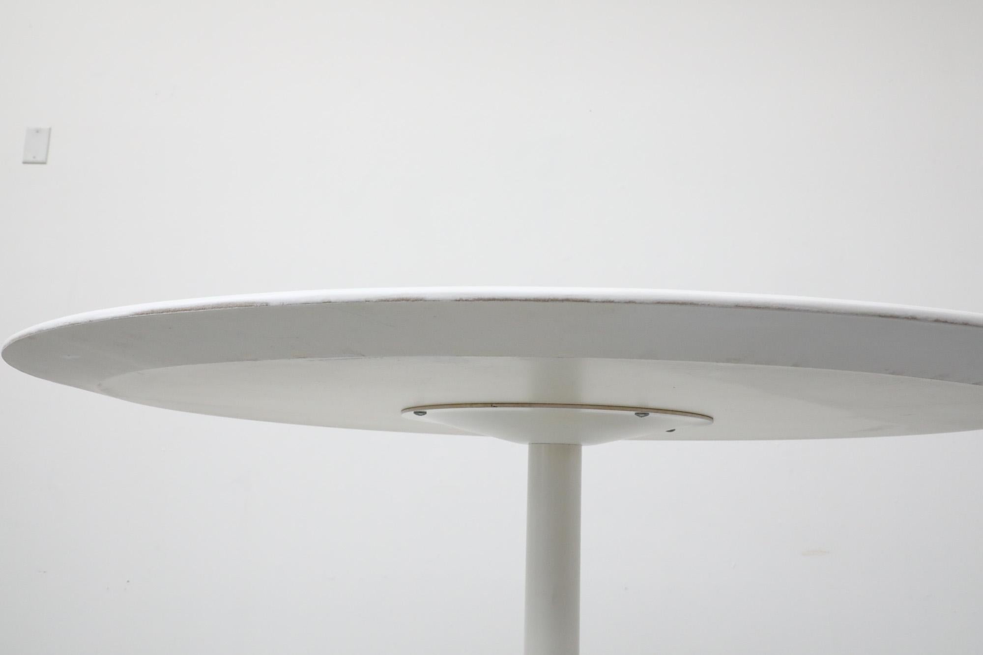Table de salle à manger de style Saarinen mi-siècle avec plateau blanc et base tulipe crème en vente 1