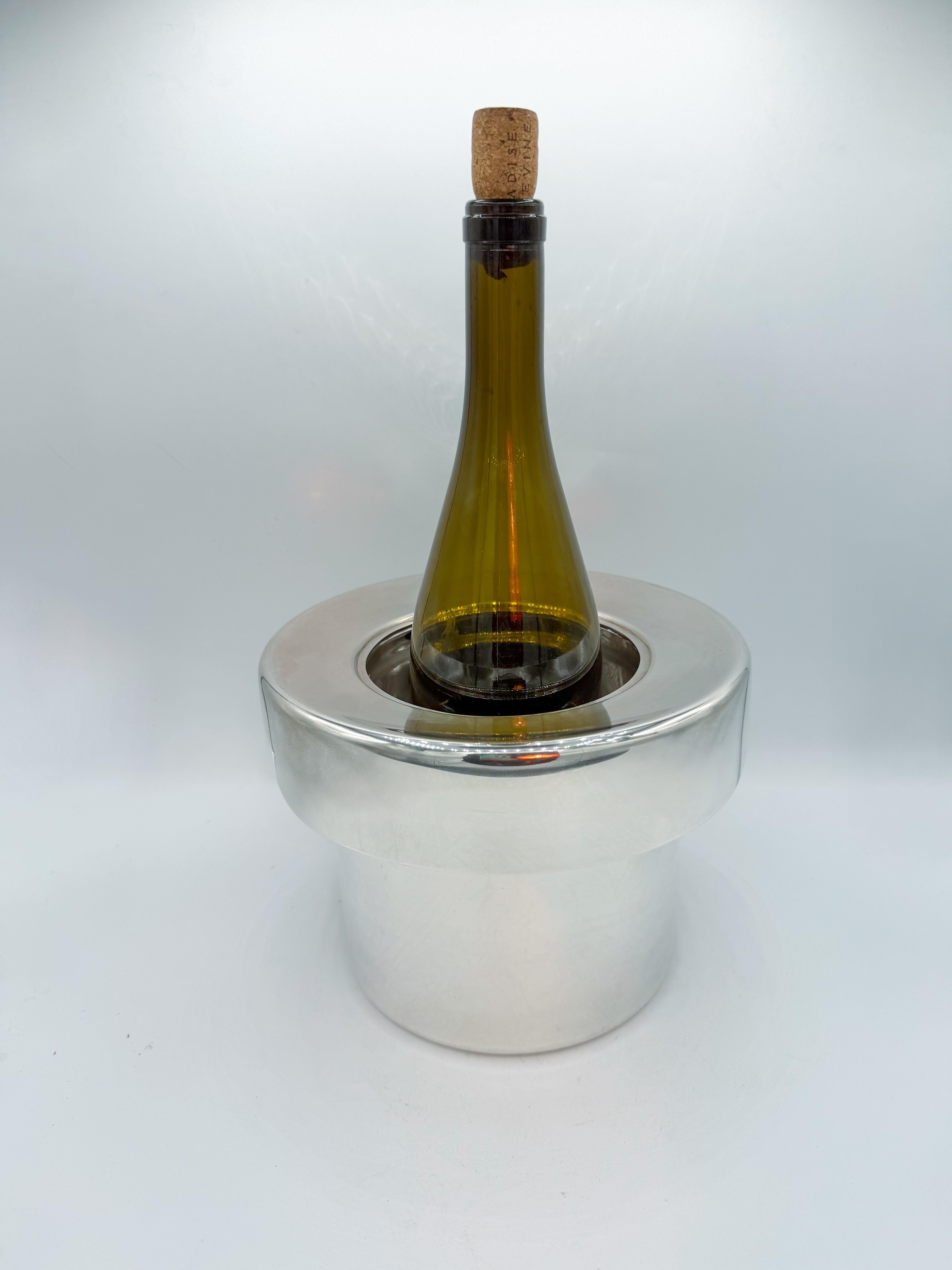 Questo elegante e sostanzioso refrigeratore per vino è stato disegnato da Lino Sabattini e prodotto da Sabattini Argenteria in Italia negli anni Settanta. Realizzato in ottone argentato, il pezzo presenta un'audace silhouette cilindrica con un ampio