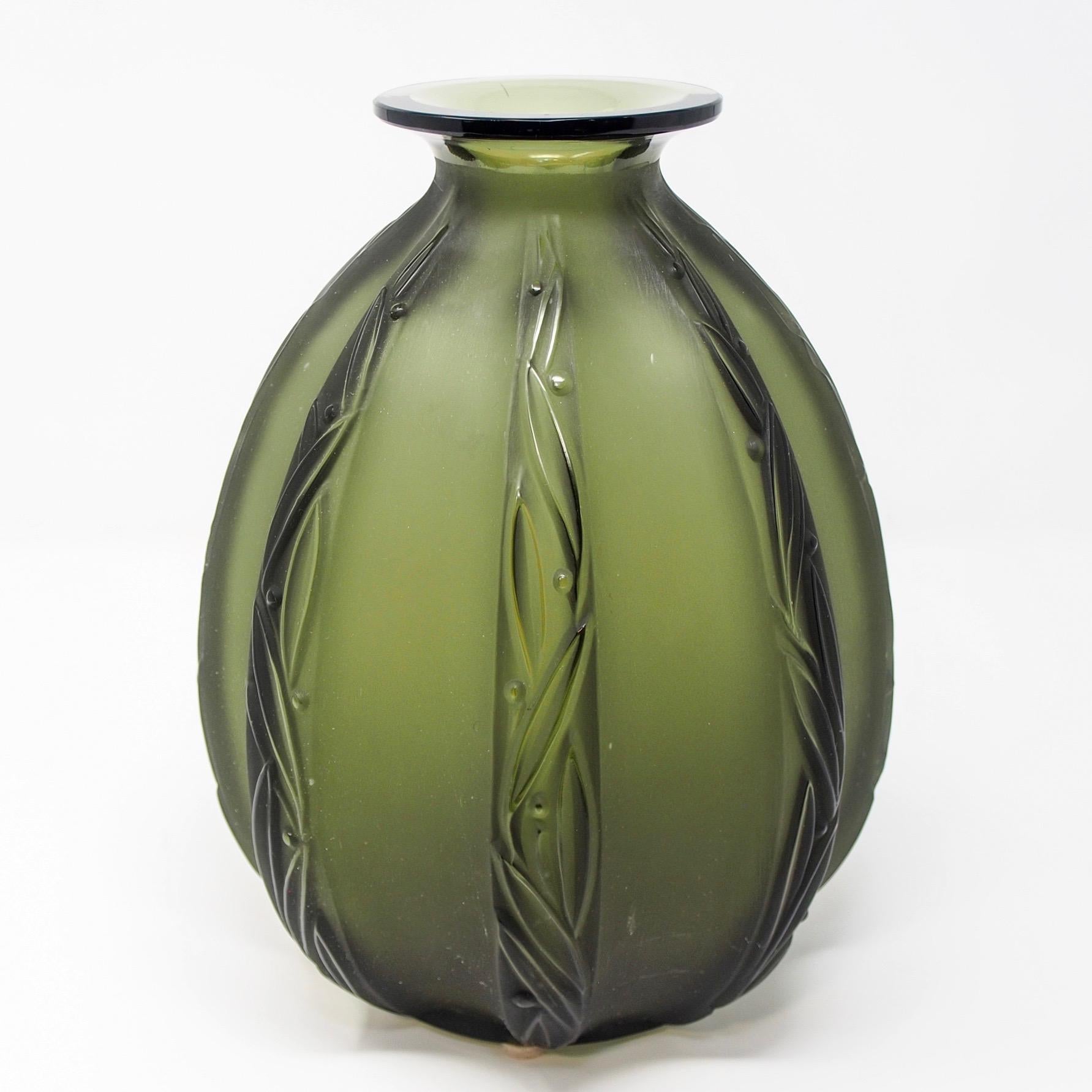 Mid-Century moderno Vaso in vetro artistico Sabino Art Glass del Medioevo in vendita