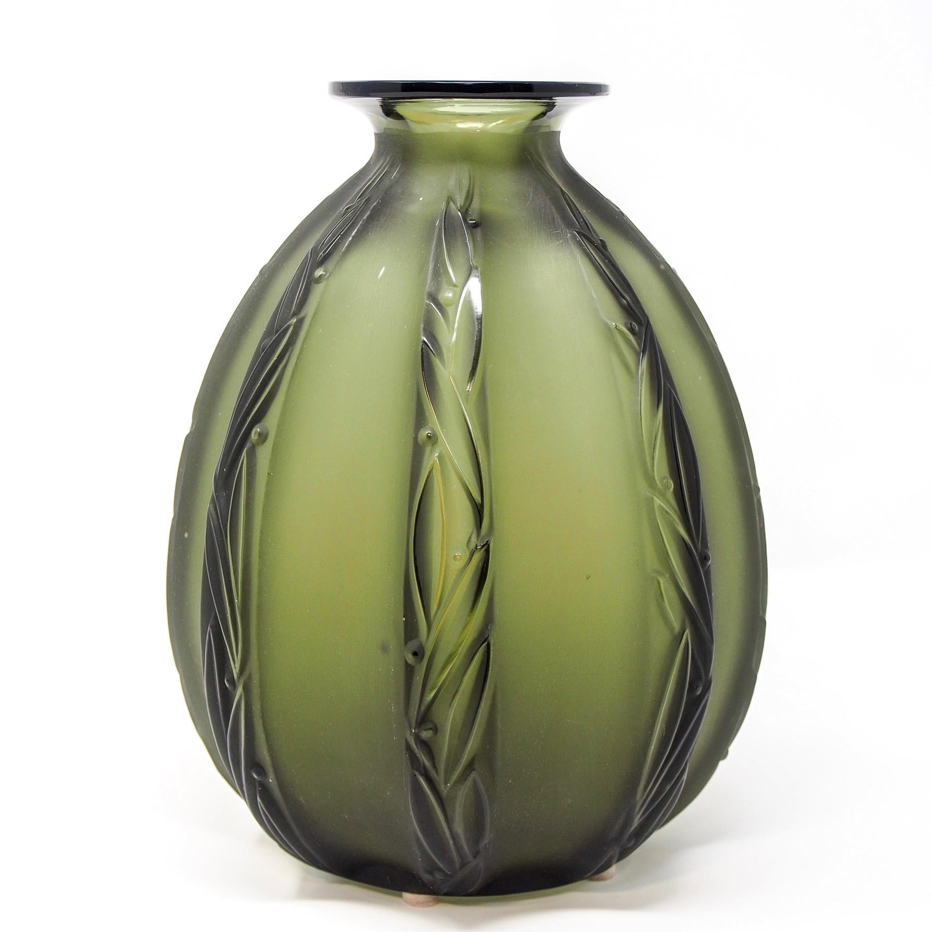 Français Vase en verre d'art Sabino Art Glass du milieu du siècle en vente
