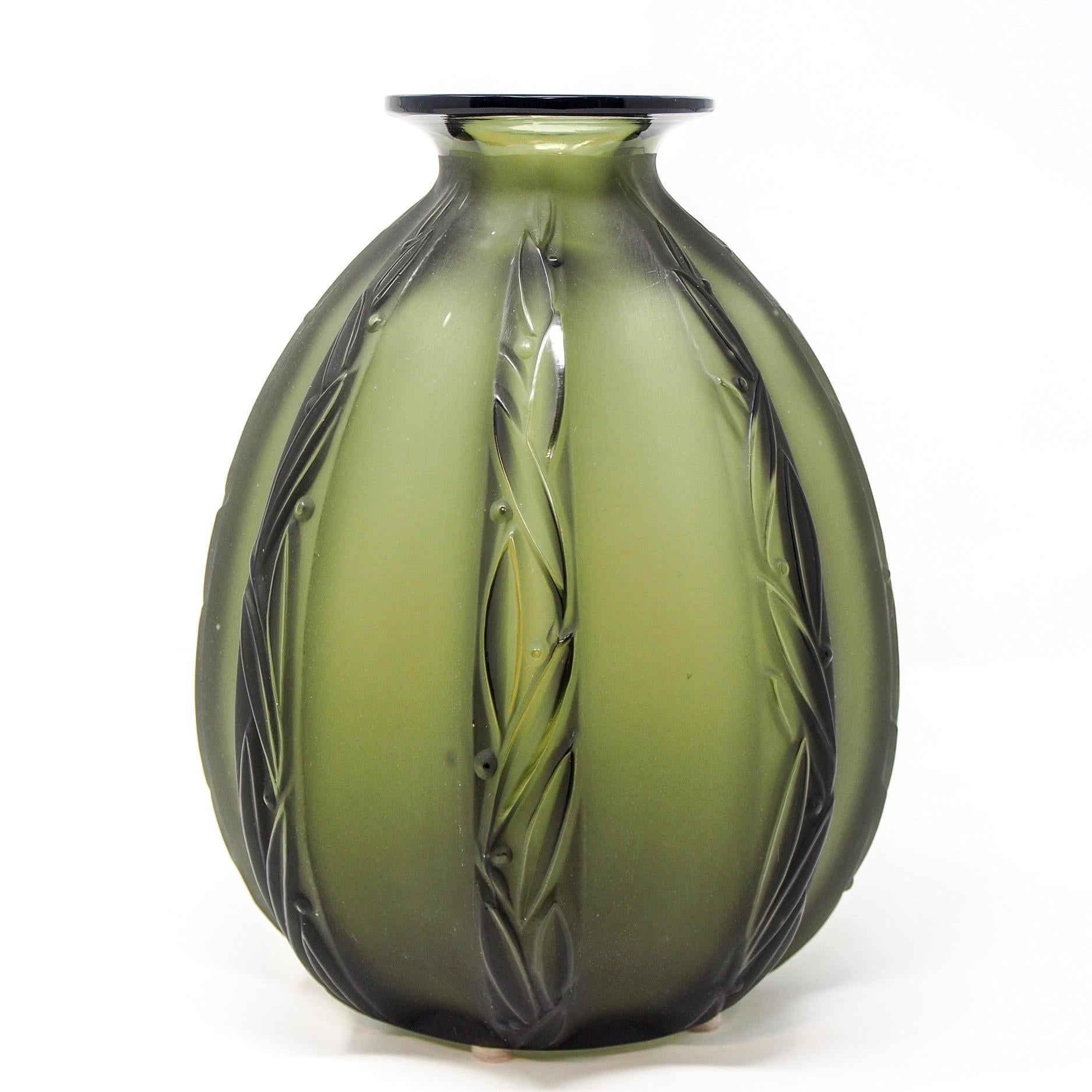 Francese Vaso in vetro artistico Sabino Art Glass del Medioevo in vendita