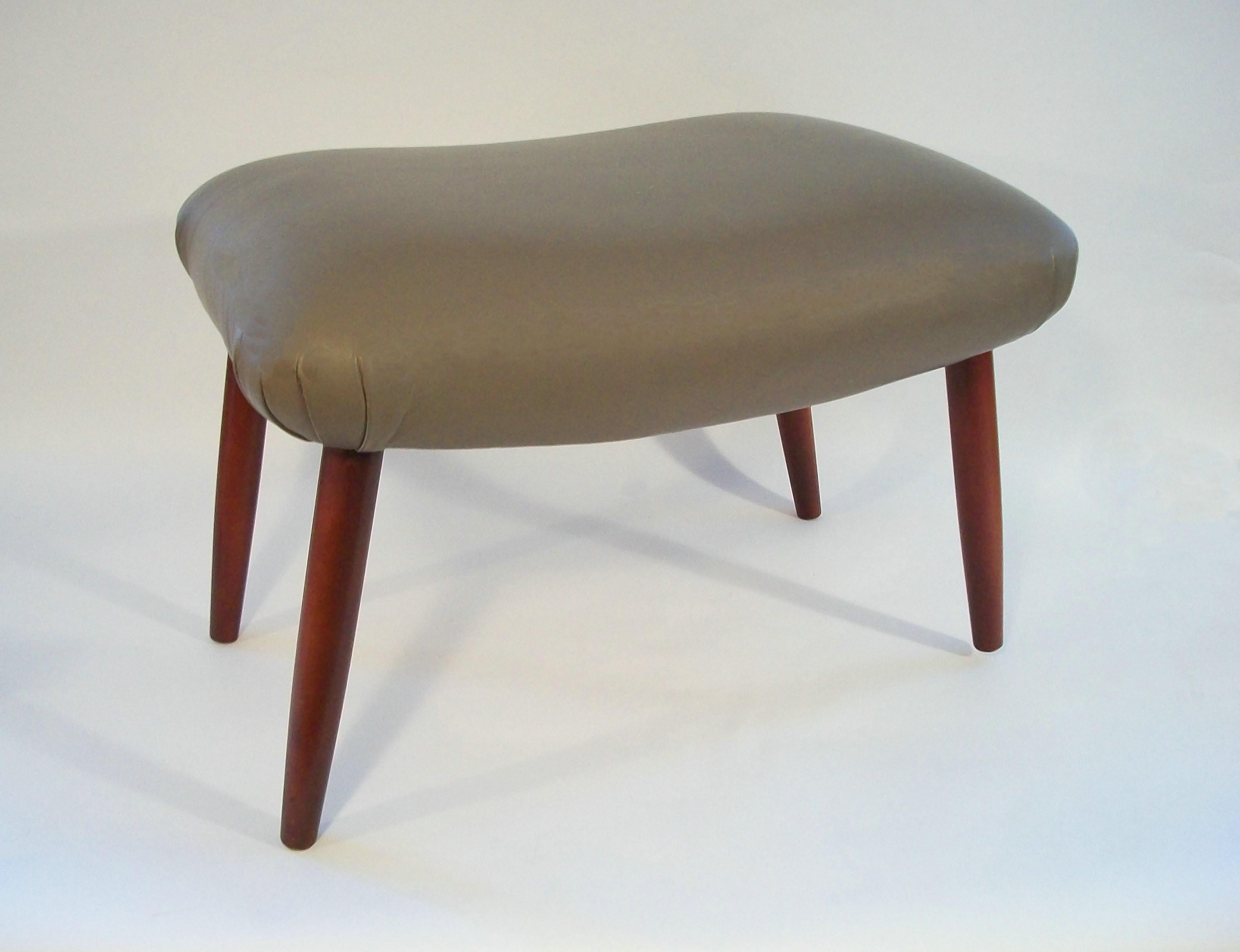 Mid Century Saddle Seat Foot Stool / Ottoman - Leather Upholstery - Circa 1980's In Good Condition For Sale In Chatham, ON