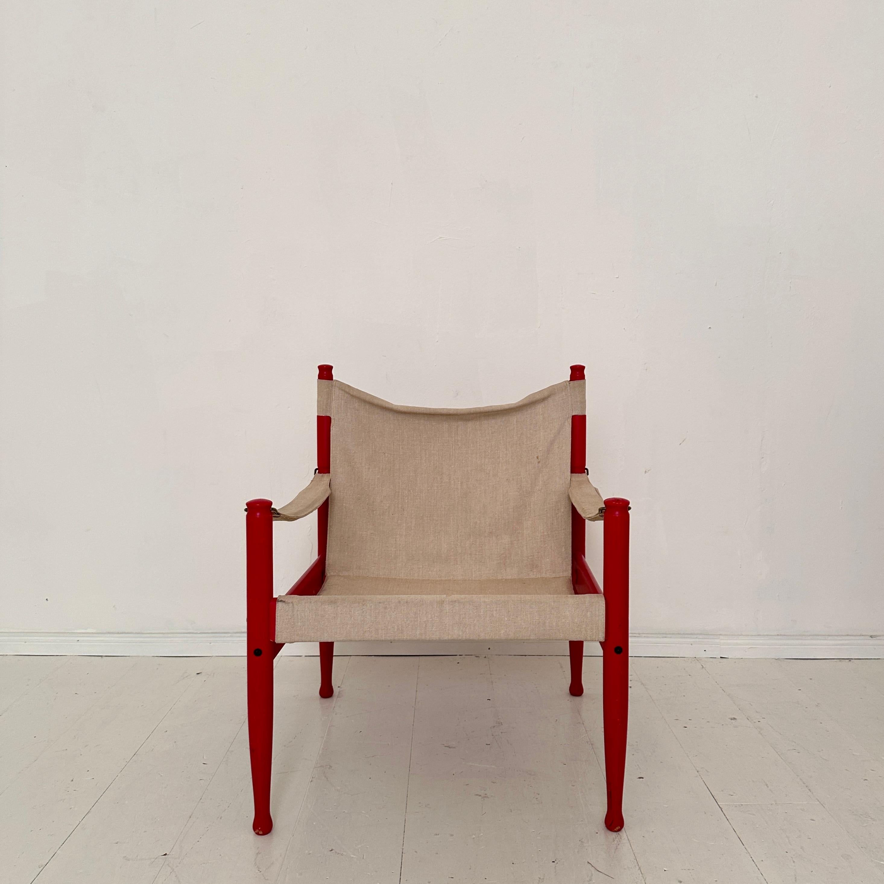 Questa sedia Safari di metà secolo, disegnata da Erik Wørts per Niels Eilersen negli anni '60, è un esempio straordinario di design moderno scandinavo. Realizzata in legno di faggio laccato rosso, la sedia emana raffinatezza grazie alla sua estetica