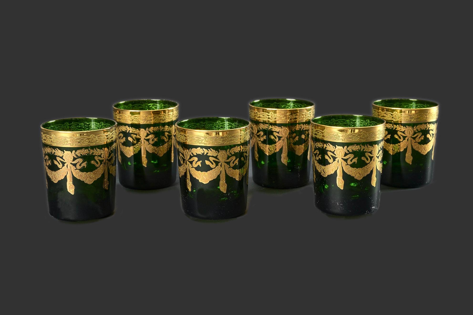 Sechser-Set grüner Gläser im Saint-Louis-Stil aus der Mitte des Jahrhunderts im Angebot