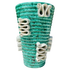 Vase Sainte Radegonde du milieu du siècle à décor de rubans, France, années 1950