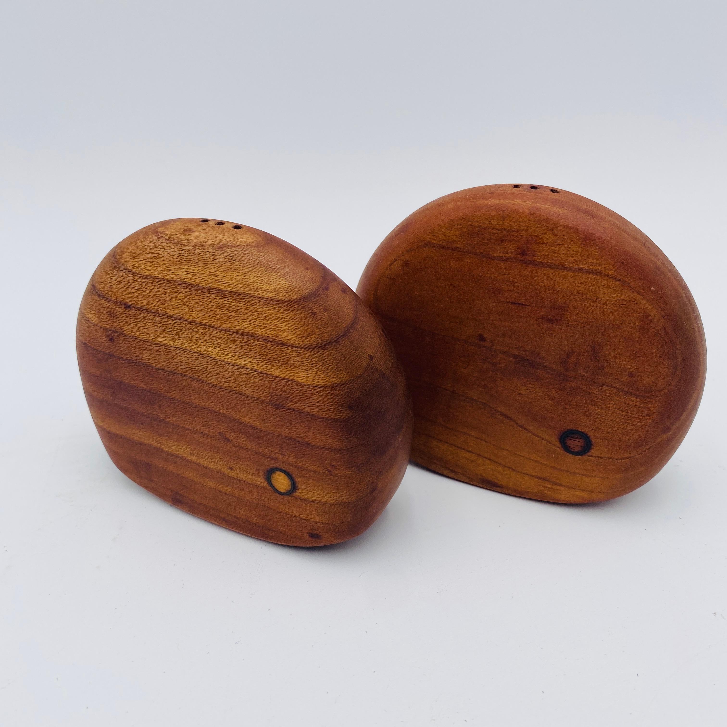 Set di sali e pepiere in noce di metà secolo di Joe Chasnoff e Judy Azulay. Forma moderna e giocosa con splendide venature del legno. Firmato Chasnoff Azulay 88.