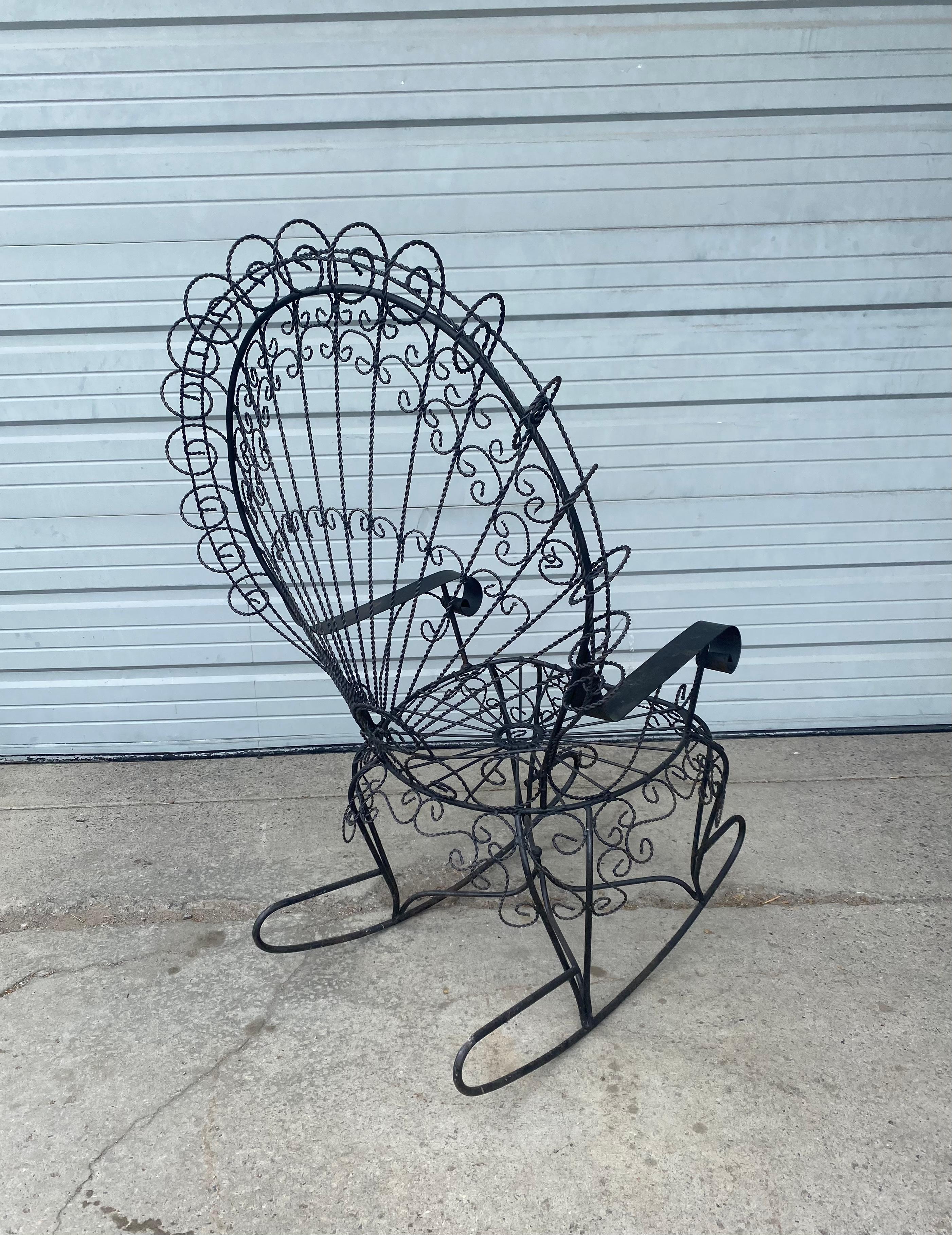 Chaise à bascule paon en fer forgé noir Salterini du milieu du siècle Rocker Bon état - En vente à Buffalo, NY