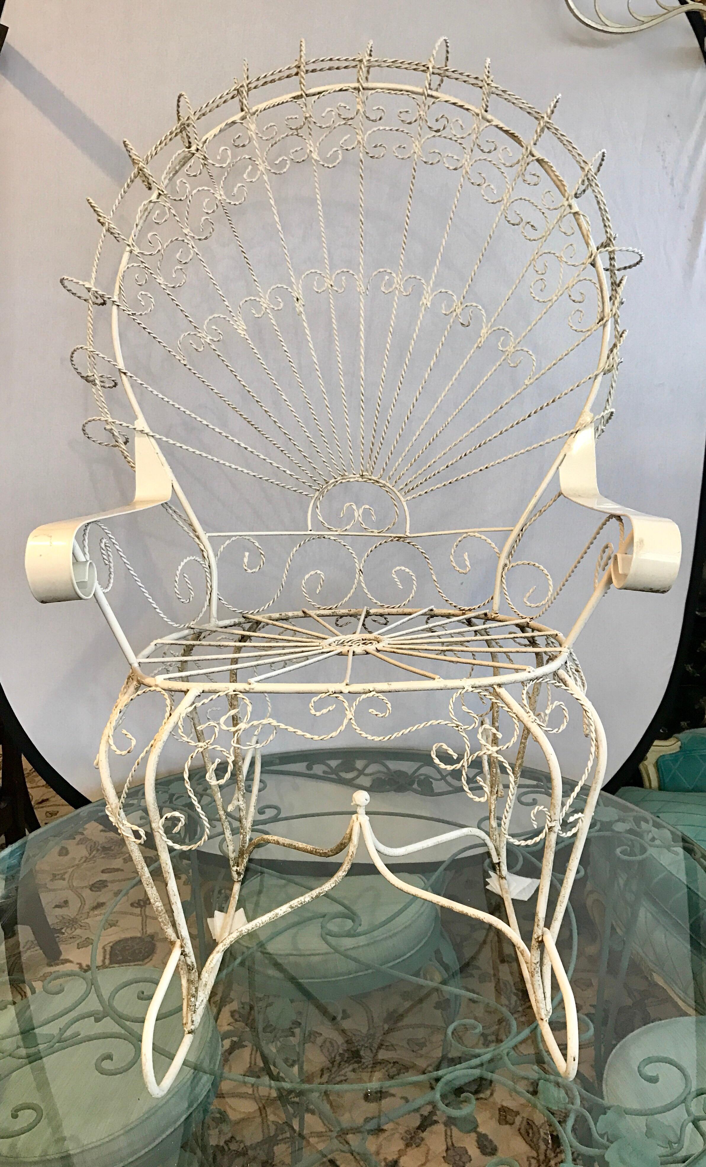 Il est rare de voir un fauteuil à bascule Salterini et pourtant le voici ! Le dossier est orné d'un superbe paon.