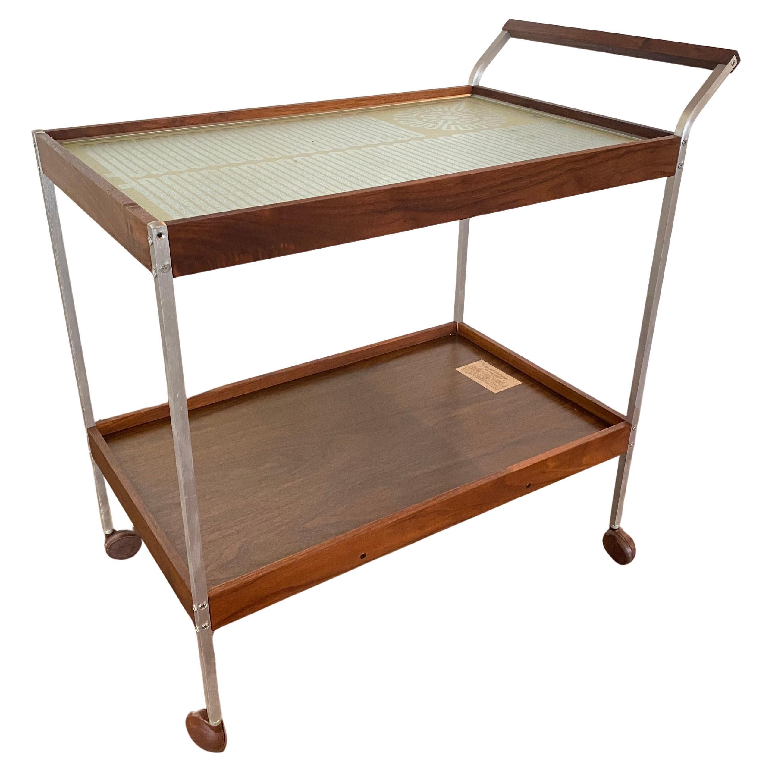 Pratica ed elegante soluzione di servizio di metà secolo, il carrello portatile Salton Hotray combina forma e funzionalità con un fascino senza tempo. Progettato negli anni '60, questo modello H. 958-W (Serie S, 1000 watt) è dotato di un piano
