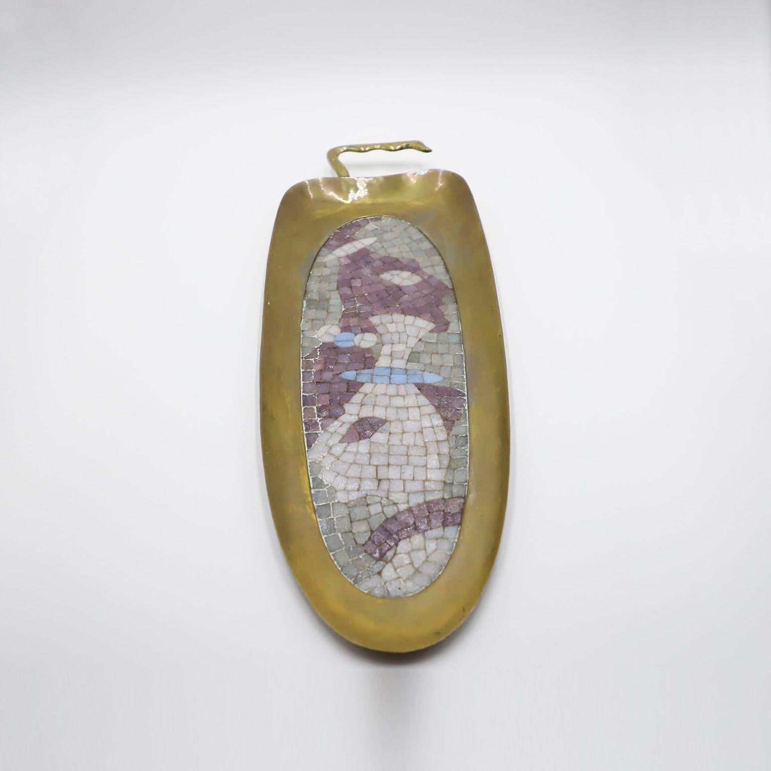 Circa 1960. Nous vous proposons ce plateau moderniste en laiton et verre mosaïque conçu par Salvador Teran . Connu pour ses bijoux et ses vibrantes pièces décoratives en mosaïque de verre et en métal, Teran était un artiste accompli qui a travaillé