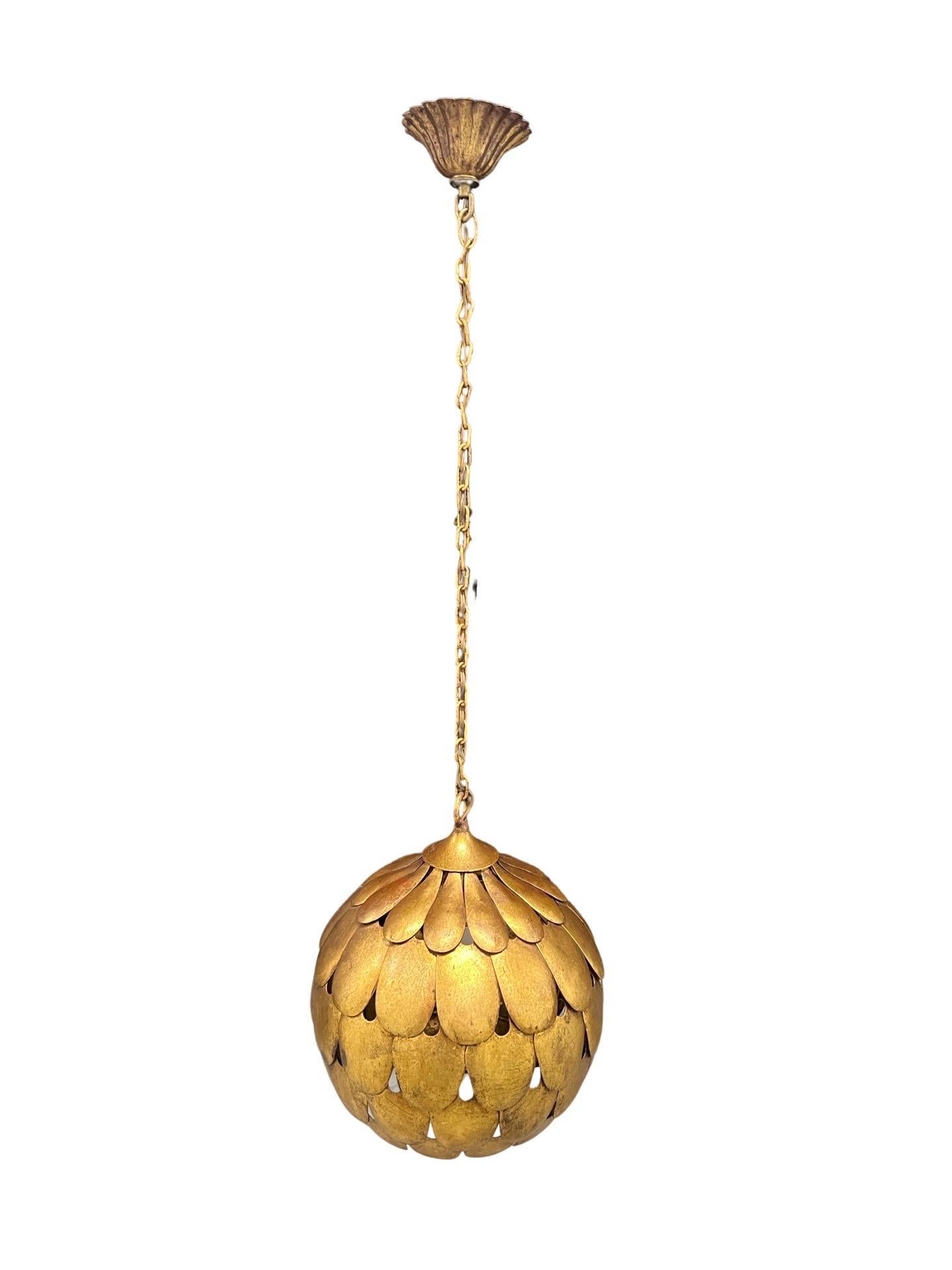 Mid Century Salvadori Dragon Scale Pendant Lamp Vintage Feldman Faux Gilt.
Stunning mid century design with gilded steel frame sculpted into dragon scale form. Original gilt chain and ceiling mount included.
Measures Pendant - 15” h (to ring) 40” h