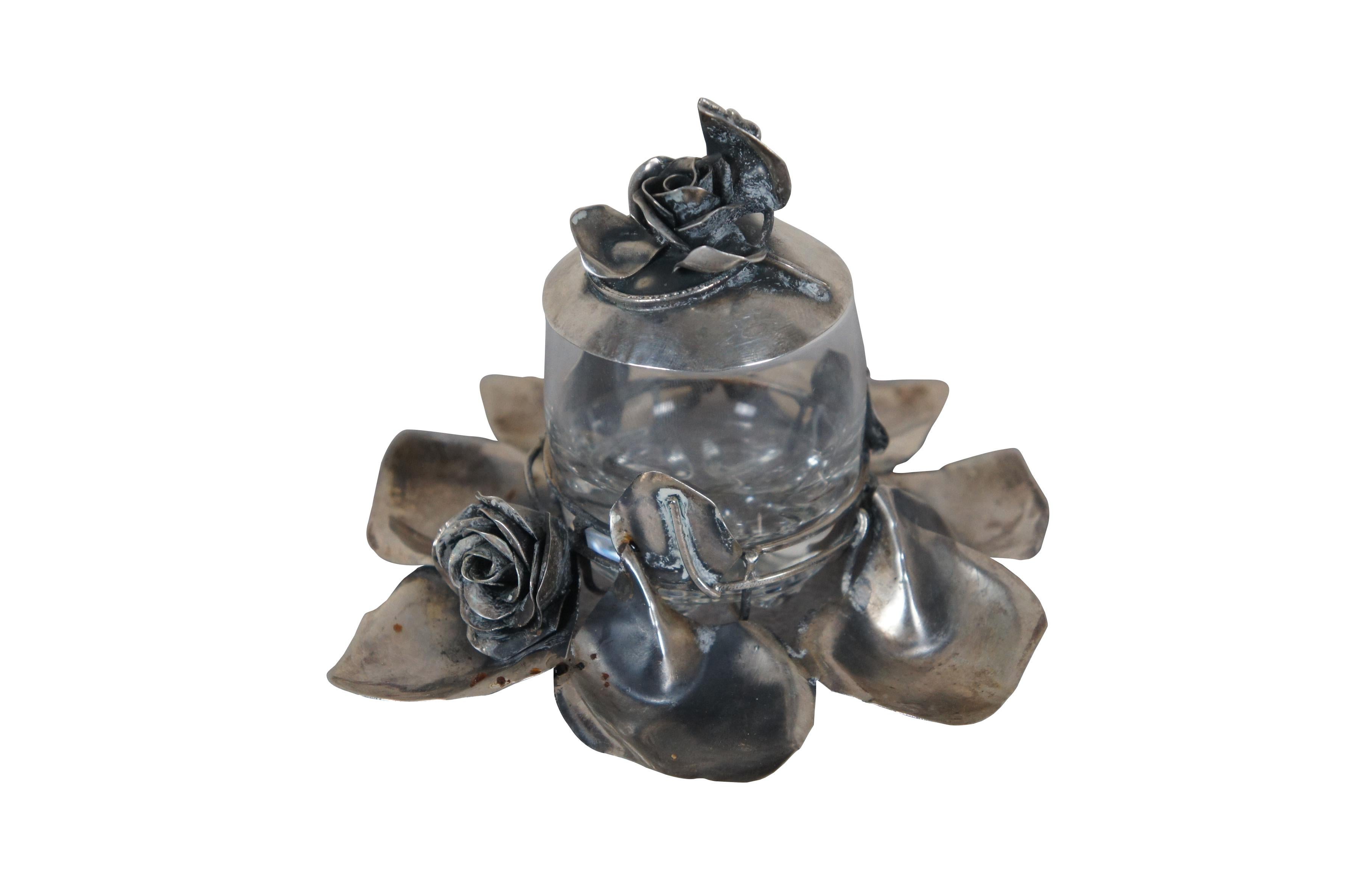 Mitte des 20. Jahrhunderts Gewürz-/Senf-/Marmeladentopf/Zuckerwürfelschale mit rundem Glasgefäß, eingebettet in einen Sockel aus Blättern und einer einzelnen Rosenblüte, mit passendem Deckel aus 925er Sterlingsilber. Handgefertigt von dem