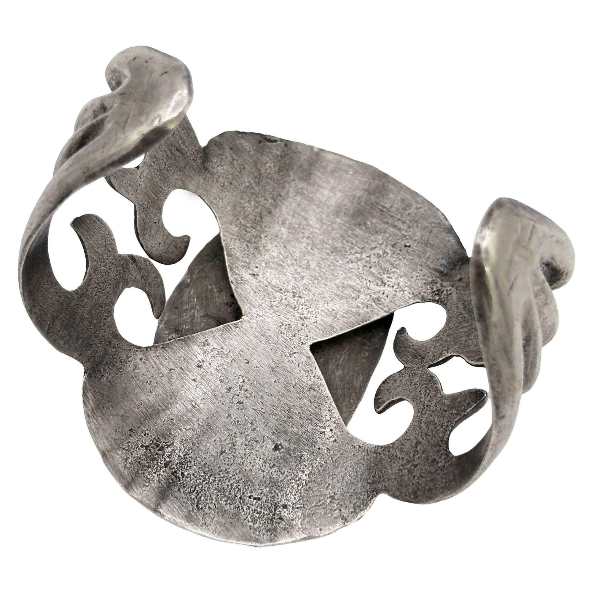 Mid-century Sand Cast Sterling Silver Navajo Cuff Bracelet w/ Turquoise Stone In Excellent Condition For Sale In Van Nuys, CA