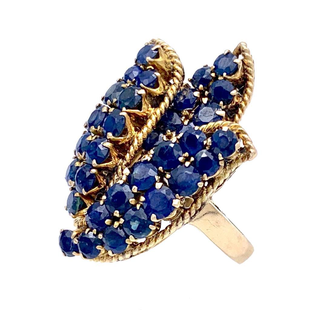 This beautiful flower is entirely set with sapphires and mounted on a 14 karat gold ring. The 35 sapphires have an estimated weight of 3 carats ca. 