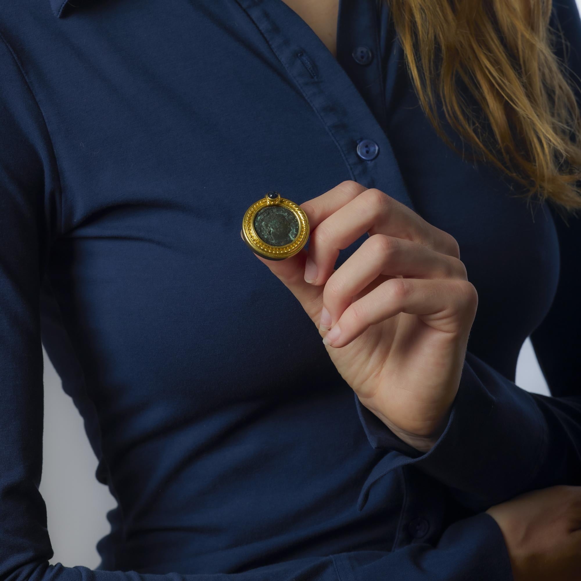 Un audace ciondolo di metà secolo in ricco oro 14k, con al centro un profondo zaffiro blu cabochon dal design scultoreo e senza tempo e dall'eleganza vintage.