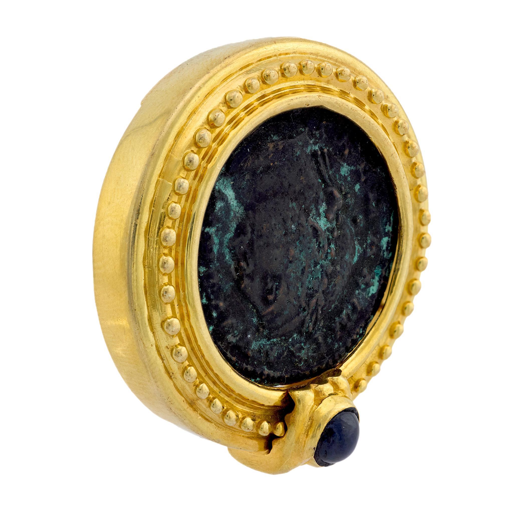 Contemporaneo Ciondolo a forma di moneta romana in oro giallo 14k con zaffiro di metà secolo in vendita