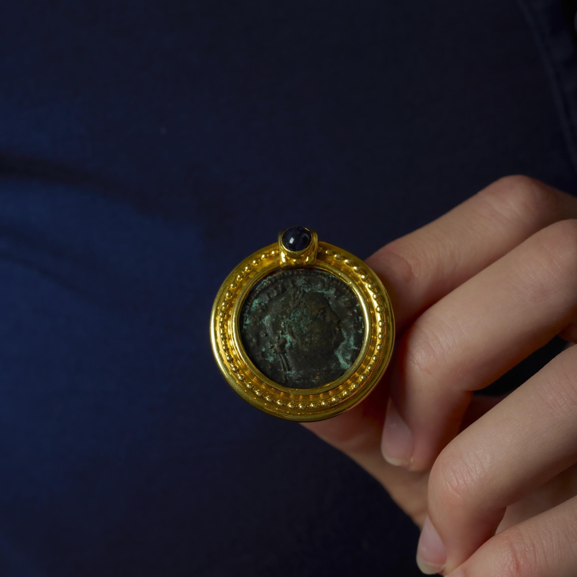 Cabochon Ciondolo a forma di moneta romana in oro giallo 14k con zaffiro di metà secolo in vendita