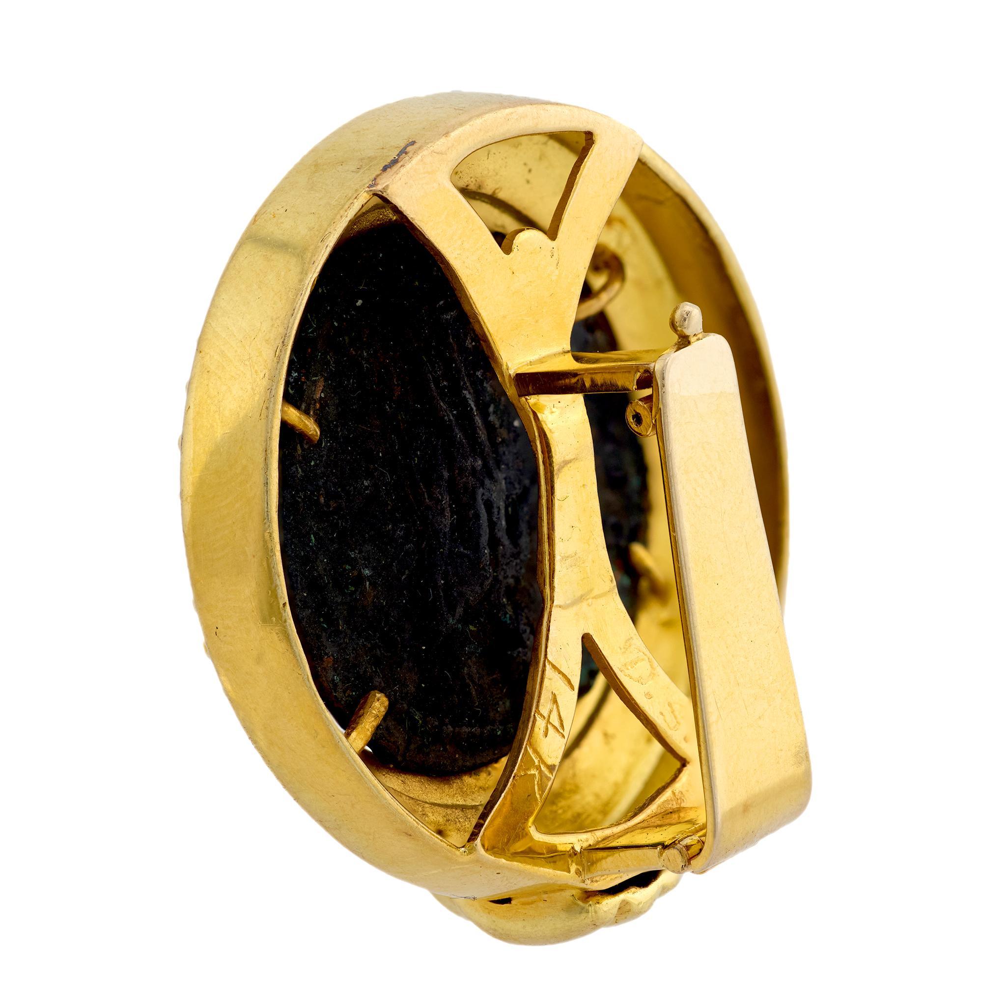 Ciondolo a forma di moneta romana in oro giallo 14k con zaffiro di metà secolo In condizioni buone in vendita a Beverly Hills, CA